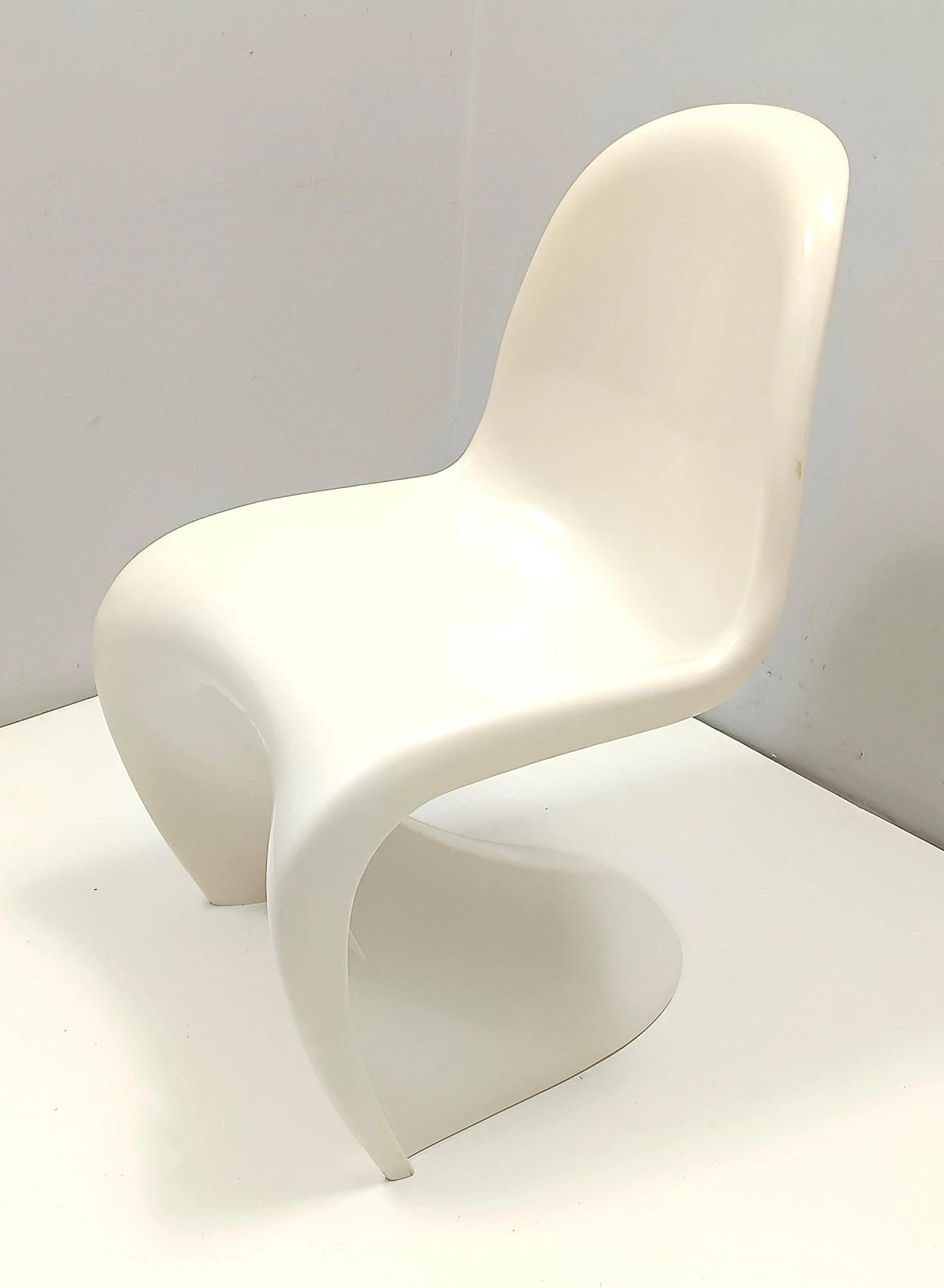 Pair of ivory plastic side chairs in the style of Verner Panton, 1990s 8