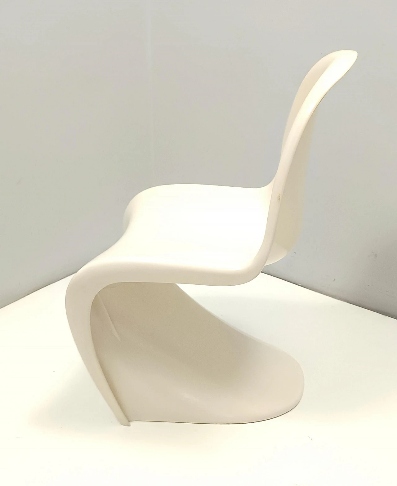 Pair of ivory plastic side chairs in the style of Verner Panton, 1990s 9