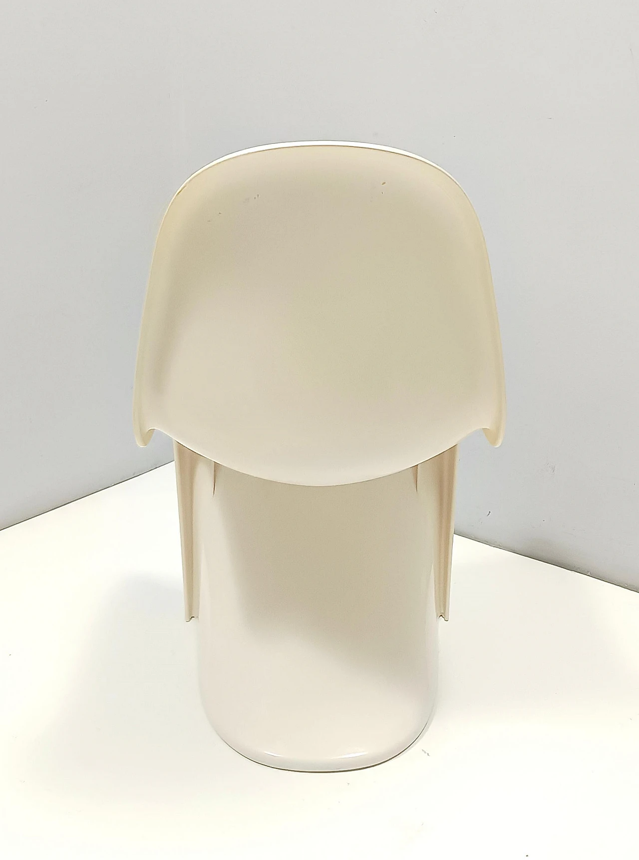Pair of ivory plastic side chairs in the style of Verner Panton, 1990s 10
