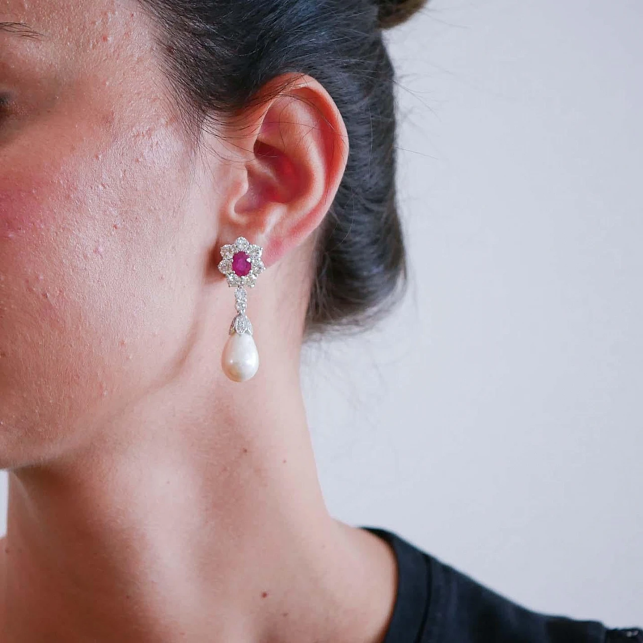 Orecchini con diamanti, rubini, perle, platino e oro, anni '70 4