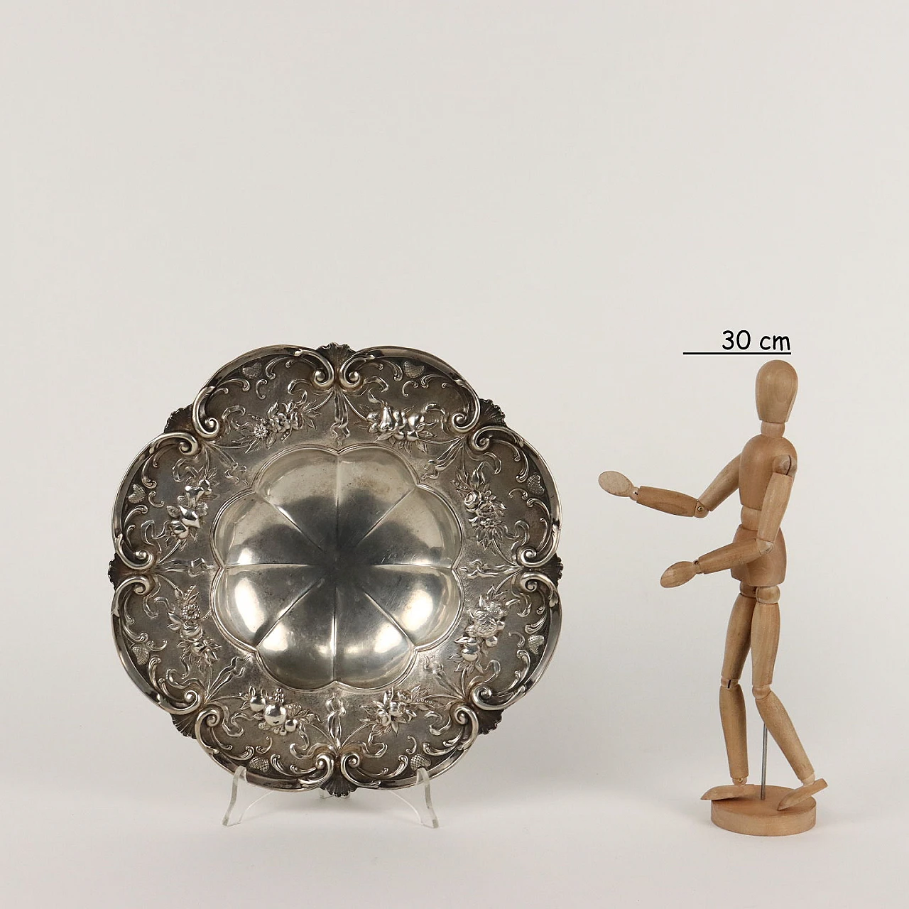 Alzata in argento con quattro piedini a volute fogliacee, fine '800 2