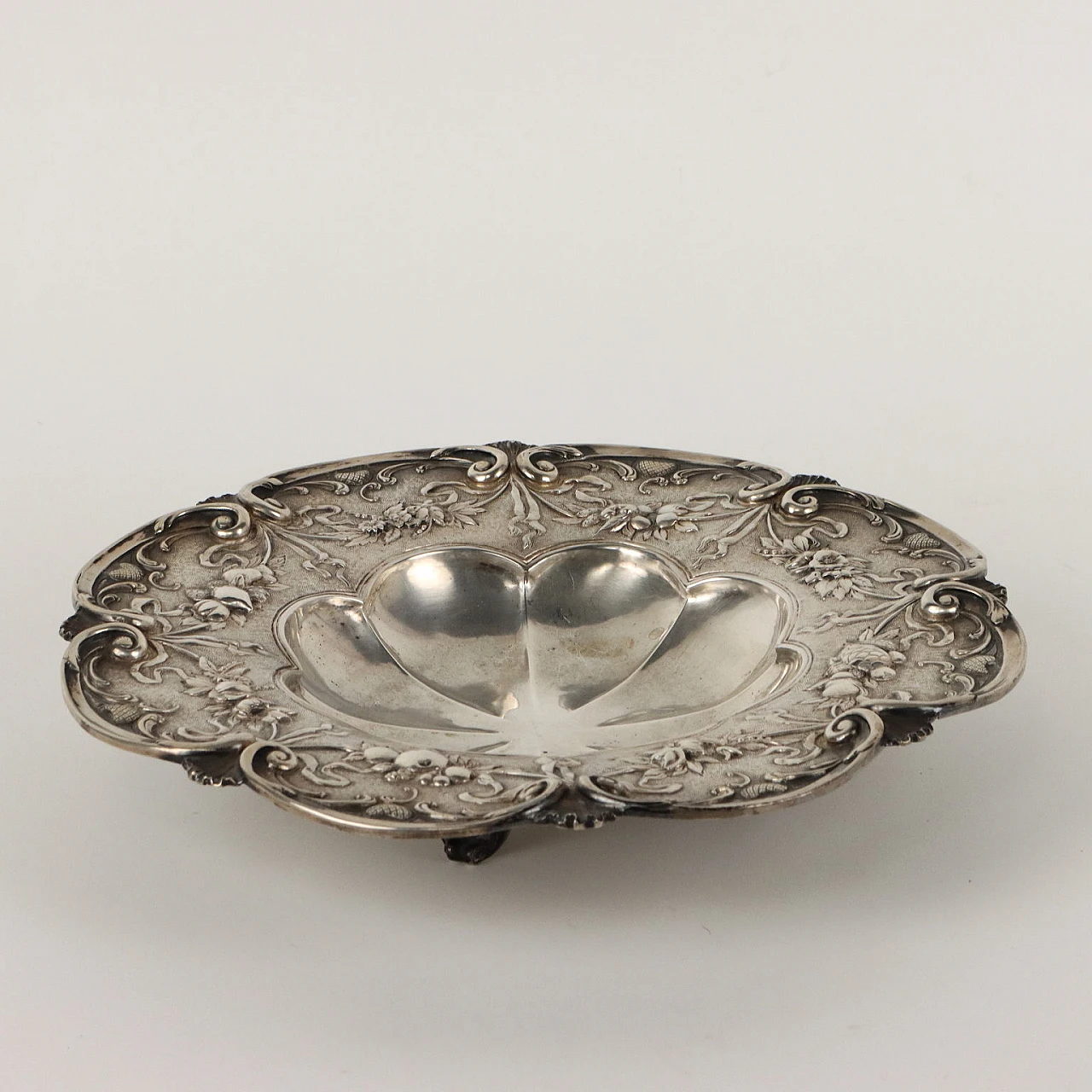 Alzata in argento con quattro piedini a volute fogliacee, fine '800 3