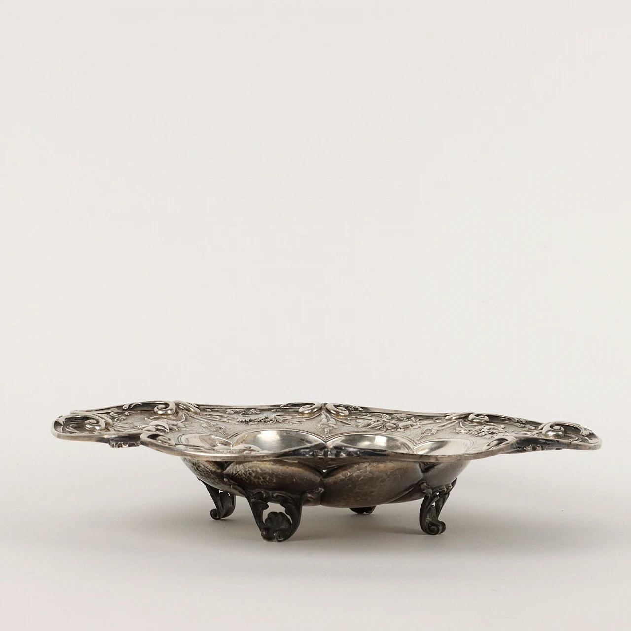 Alzata in argento con quattro piedini a volute fogliacee, fine '800 4