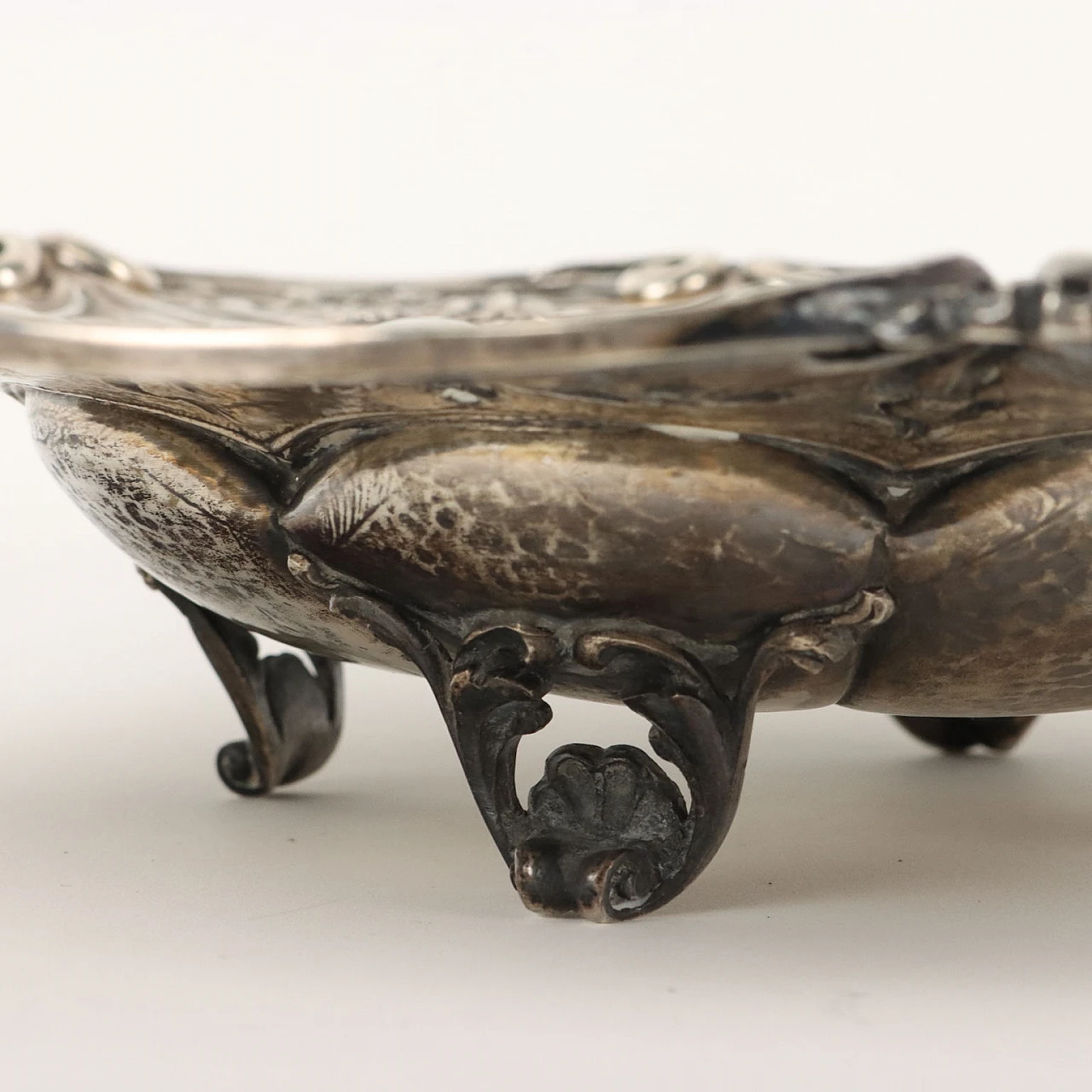 Alzata in argento con quattro piedini a volute fogliacee, fine '800 5