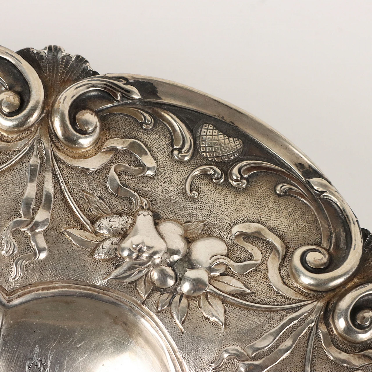 Alzata in argento con quattro piedini a volute fogliacee, fine '800 6