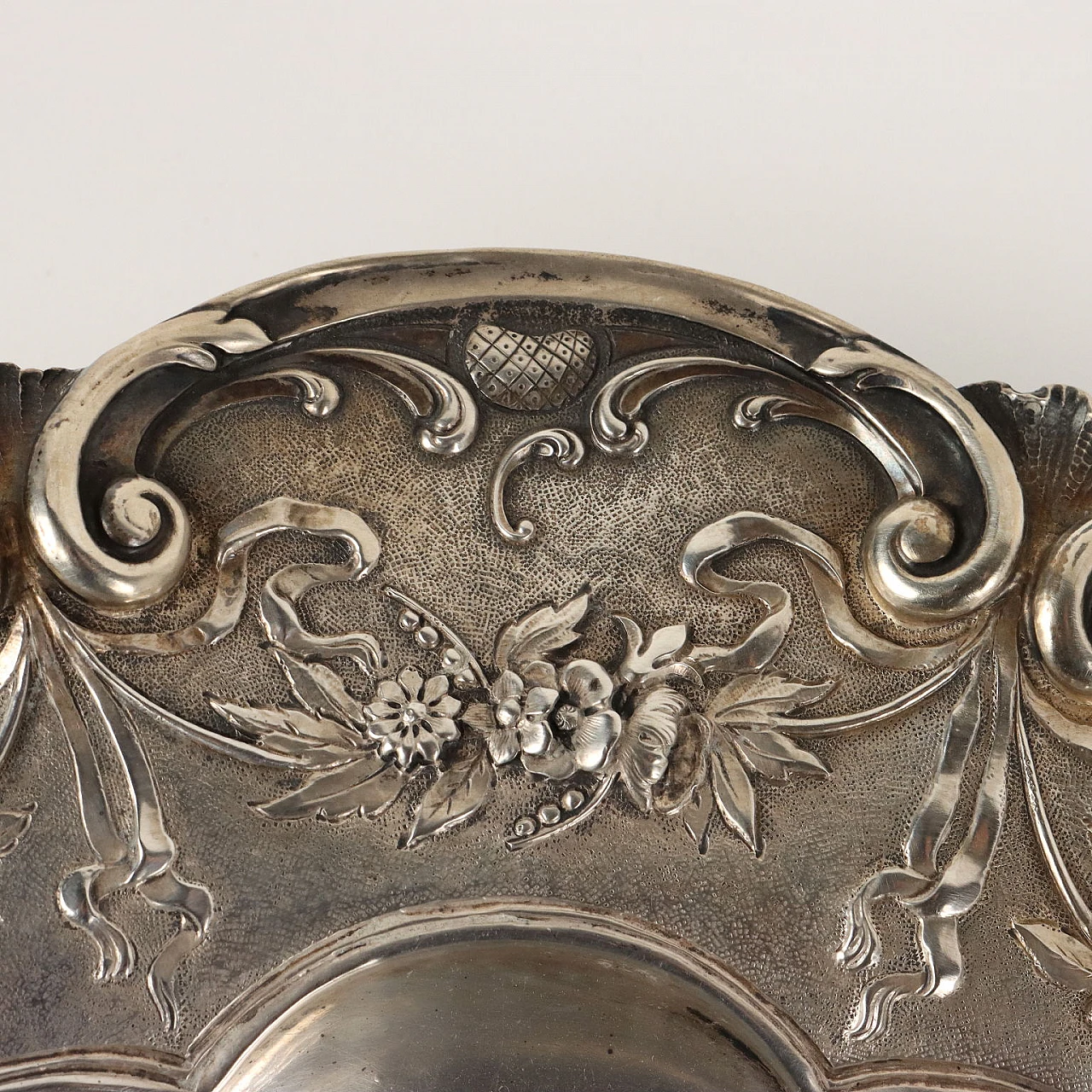 Alzata in argento con quattro piedini a volute fogliacee, fine '800 7