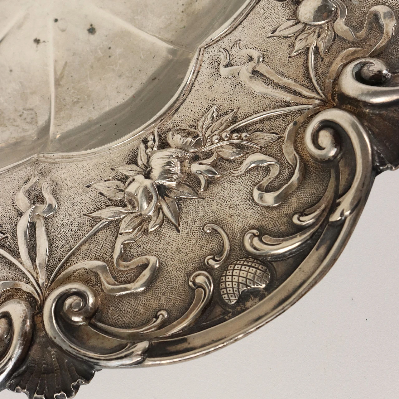 Alzata in argento con quattro piedini a volute fogliacee, fine '800 8