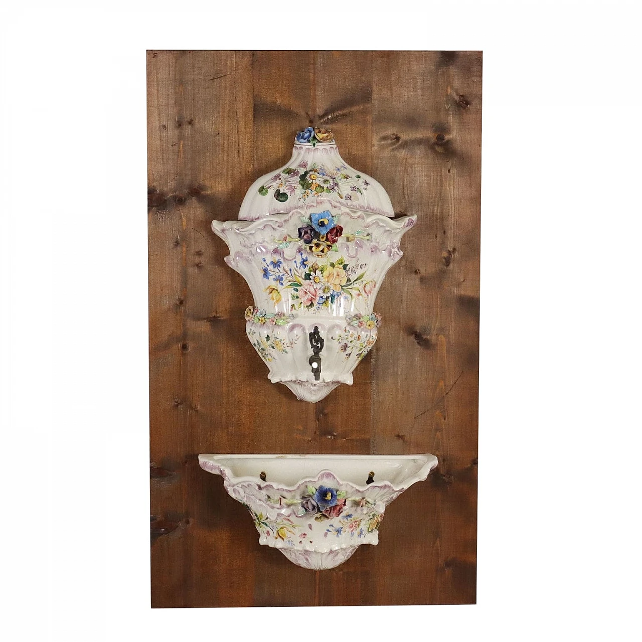 Fontana in ceramica dipinta con decorazioni floreali 1