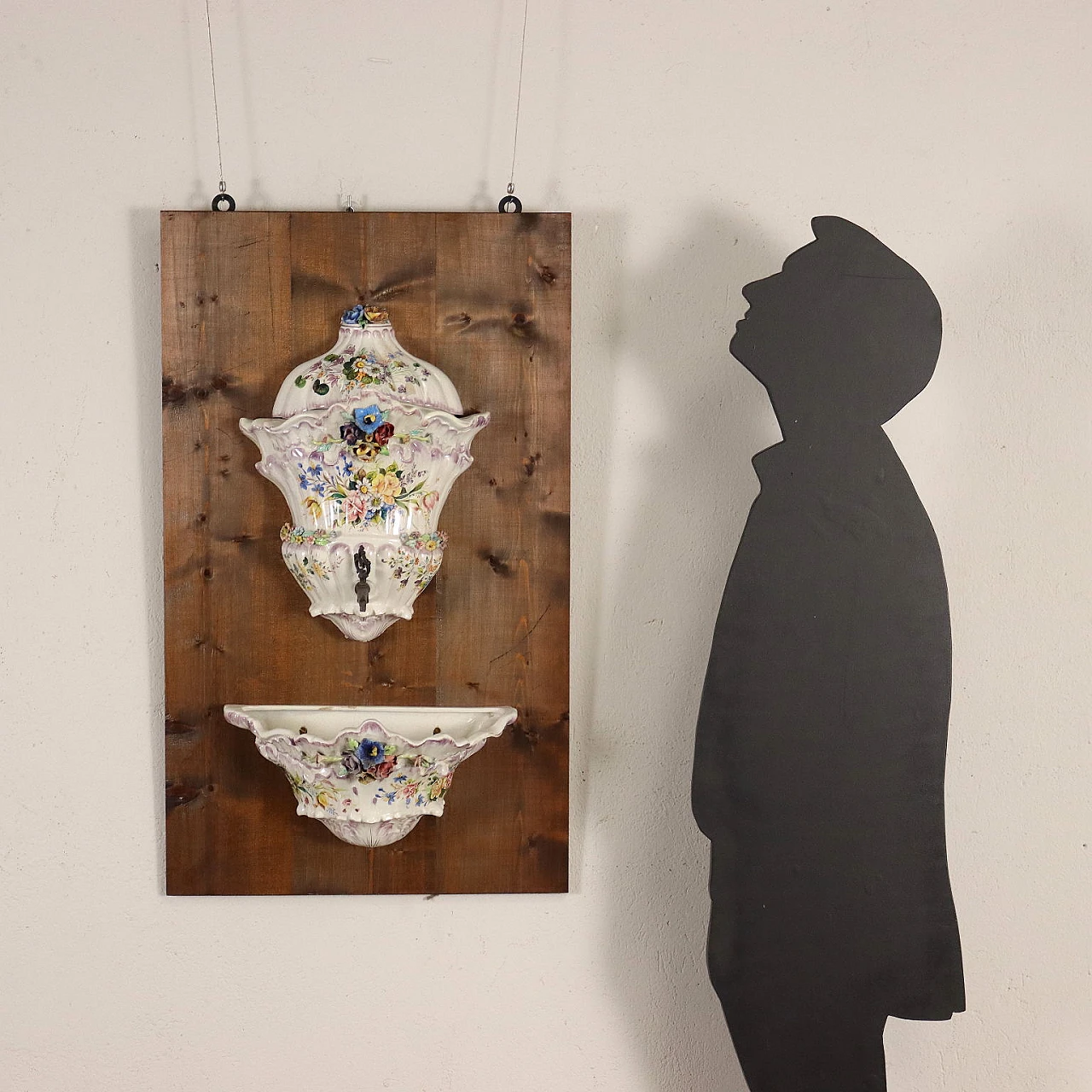 Fontana in ceramica dipinta con decorazioni floreali 2