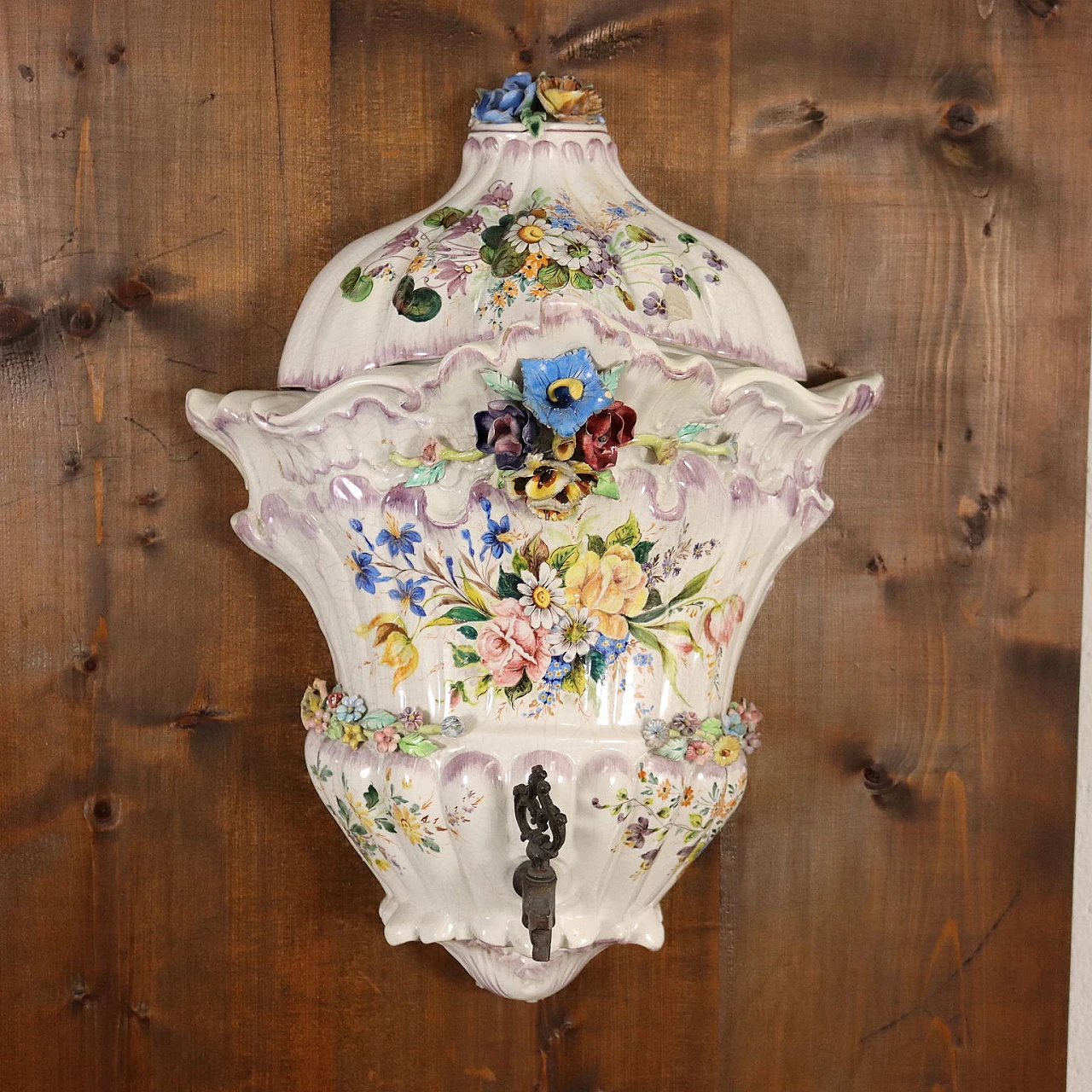 Fontana in ceramica dipinta con decorazioni floreali 3