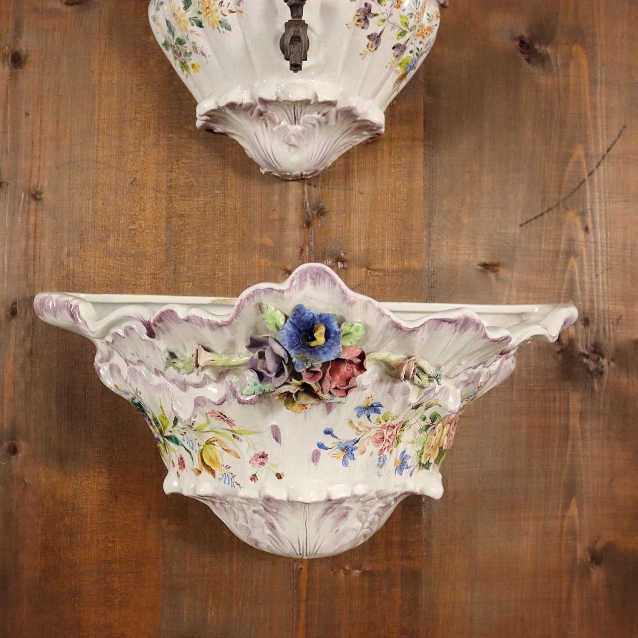 Fontana in ceramica dipinta con decorazioni floreali 4