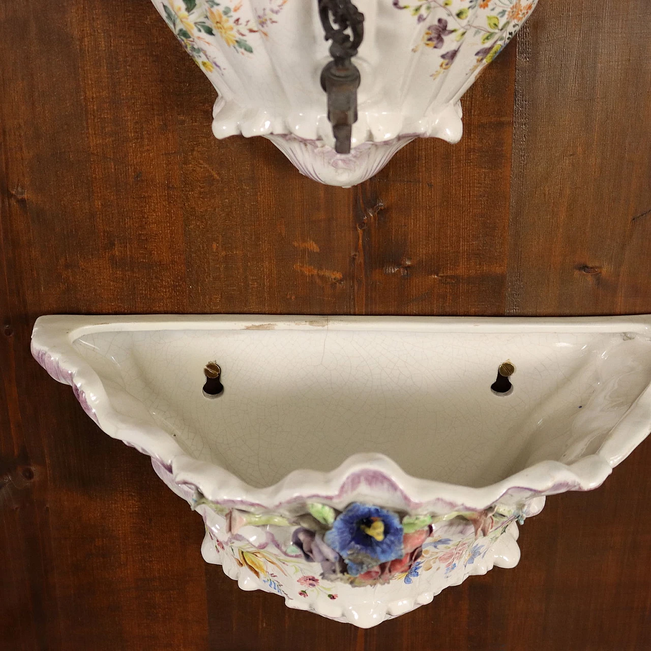 Fontana in ceramica dipinta con decorazioni floreali 5