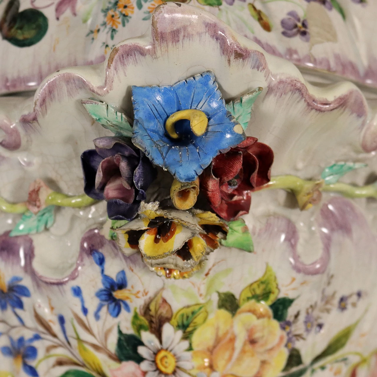 Fontana in ceramica dipinta con decorazioni floreali 6