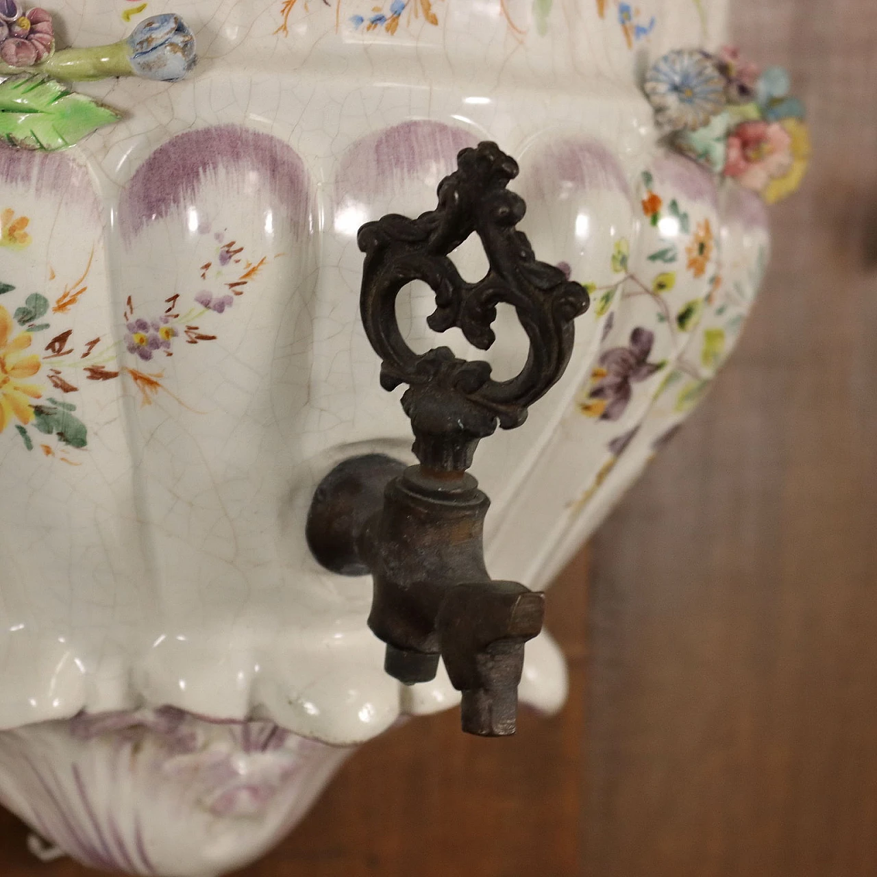 Fontana in ceramica dipinta con decorazioni floreali 7