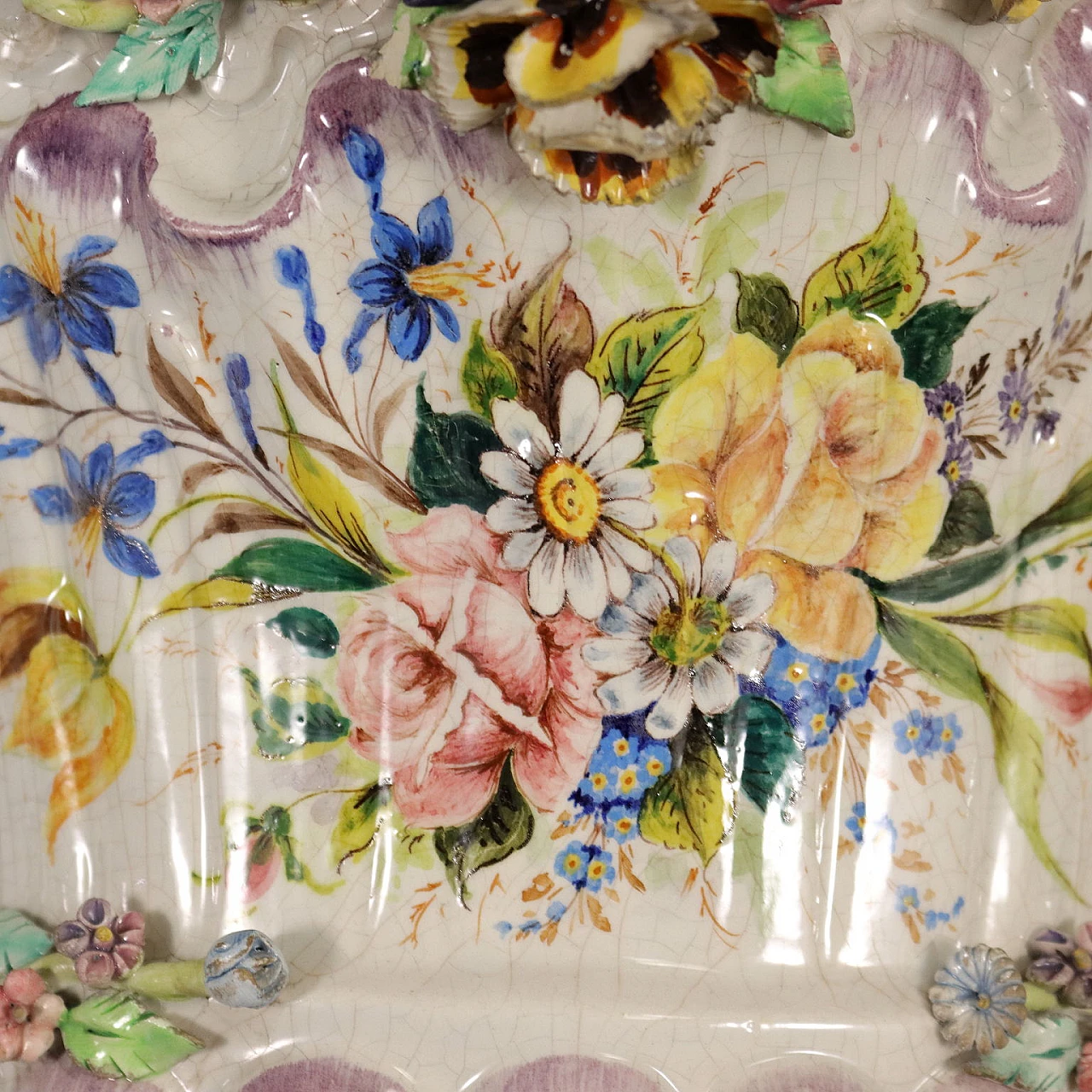 Fontana in ceramica dipinta con decorazioni floreali 8