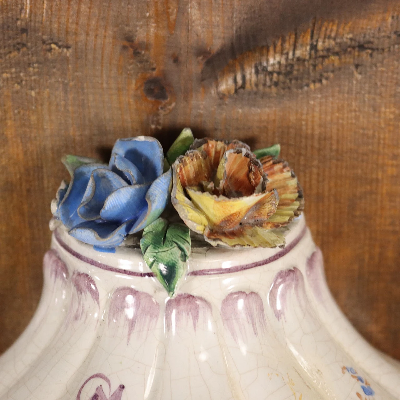 Fontana in ceramica dipinta con decorazioni floreali 9