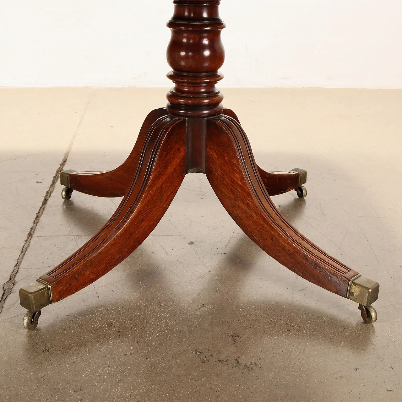 Coppia di tavoli a vela inglesi in mogano, inizio '900 8