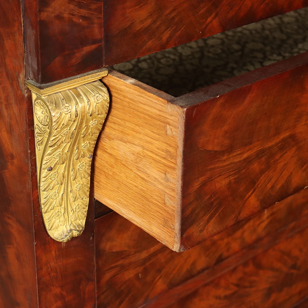 Cassettone Restaurazione francese in legno, marmo e bronzo, '800 4