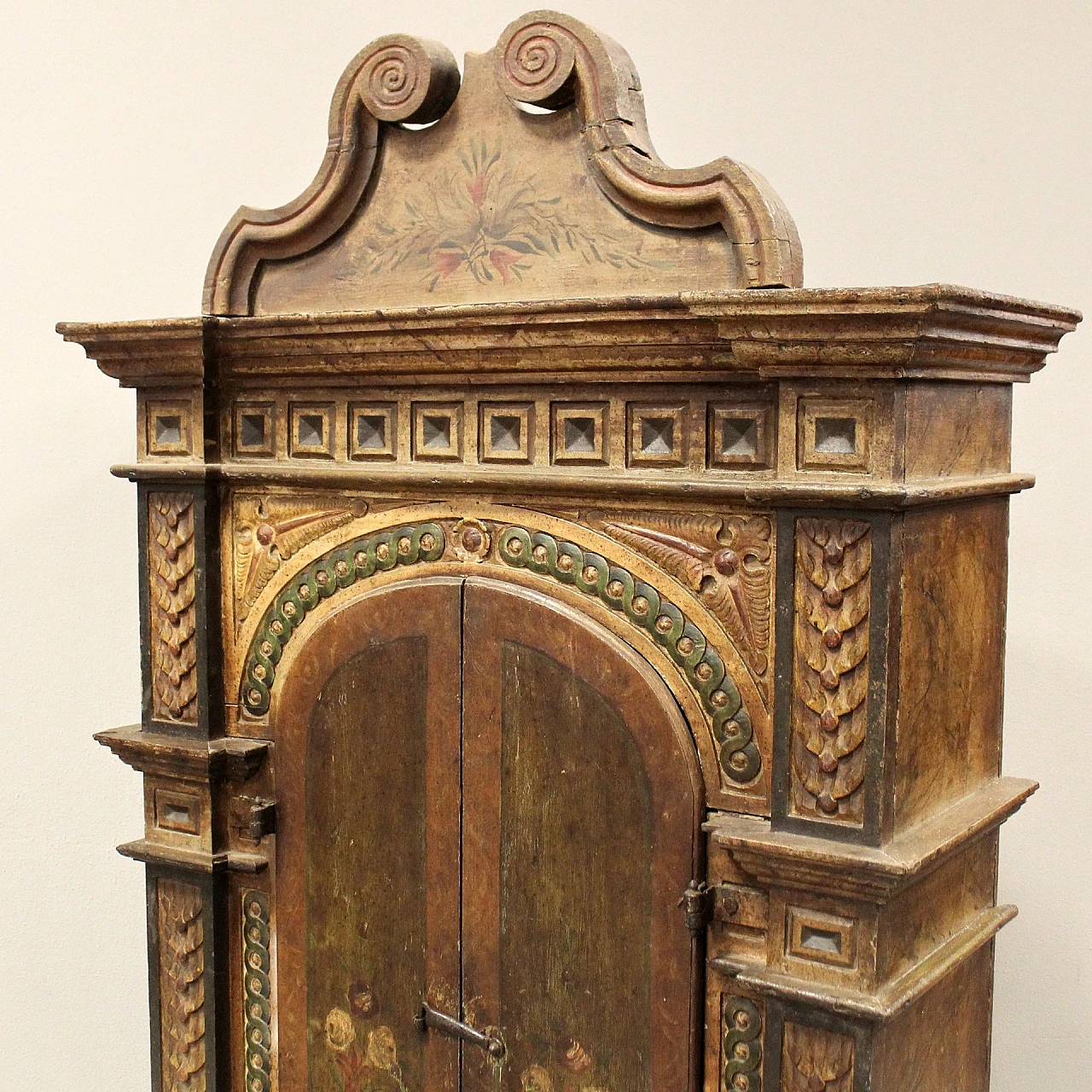 Lacquered and painted wooden sideboard, early 18th century 4