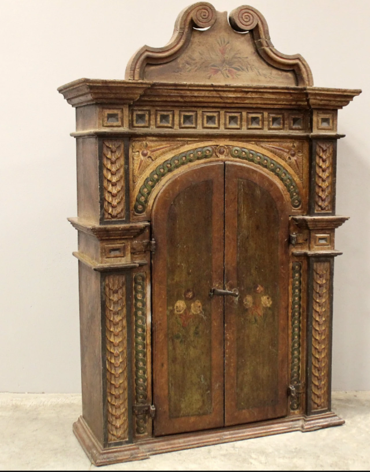 Lacquered and painted wooden sideboard, early 18th century 10