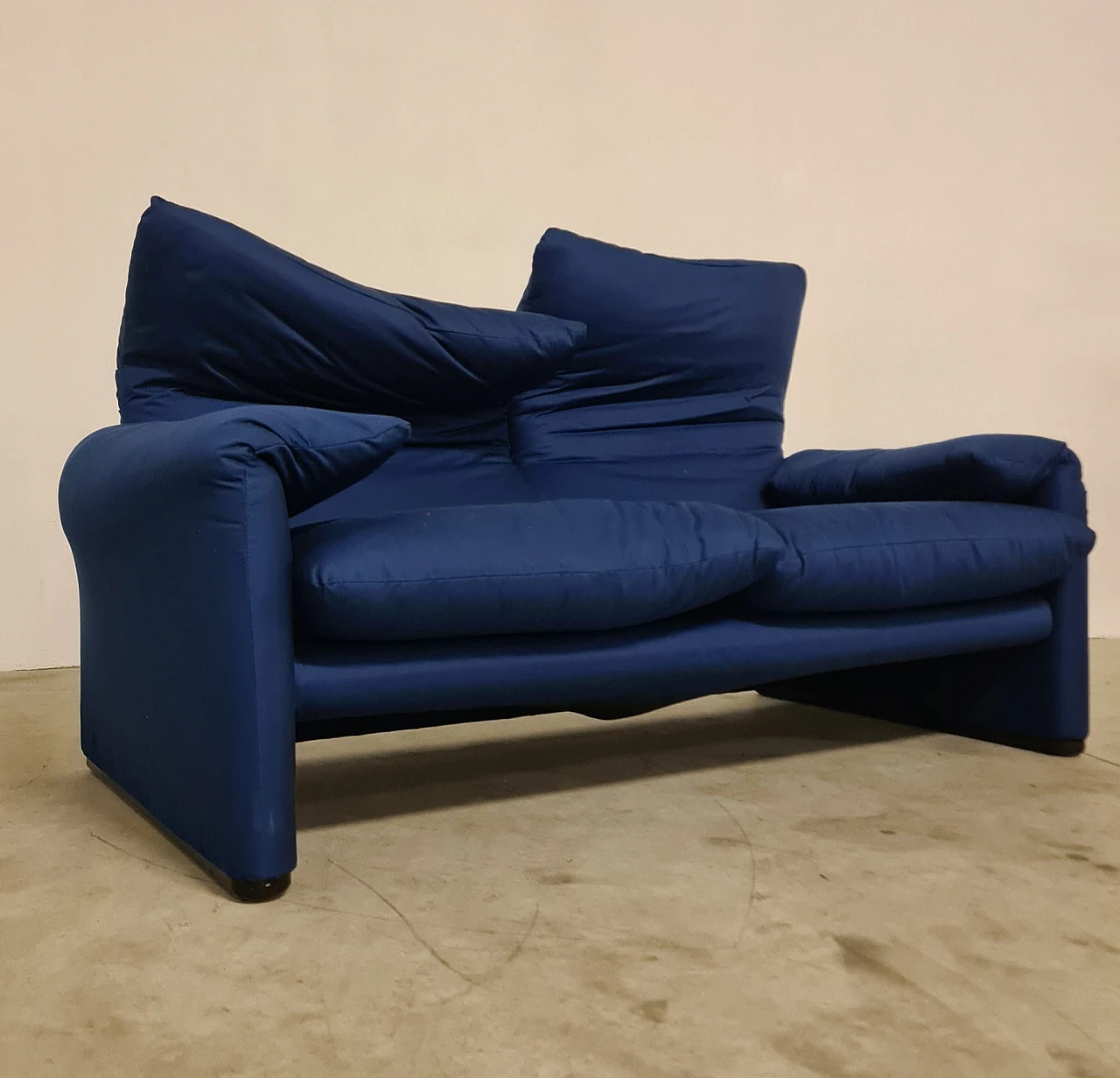 Maralunga two-seater sofa by Vico Magistretti for Cassina, anni '70 1