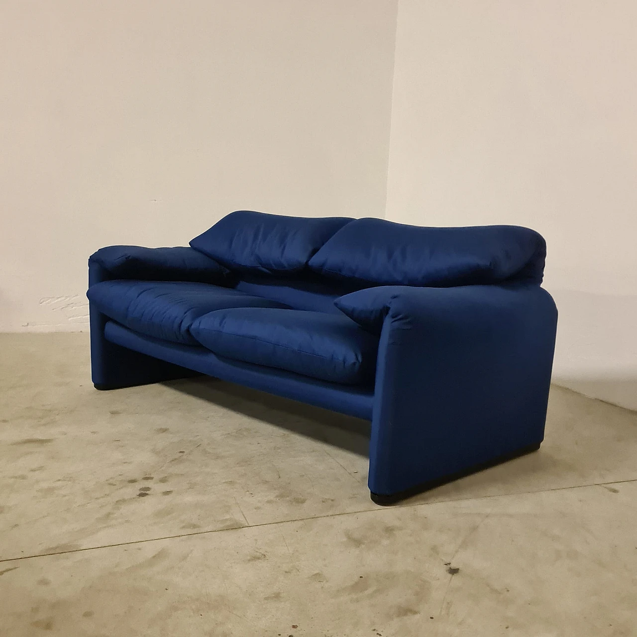 Maralunga two-seater sofa by Vico Magistretti for Cassina, anni '70 4