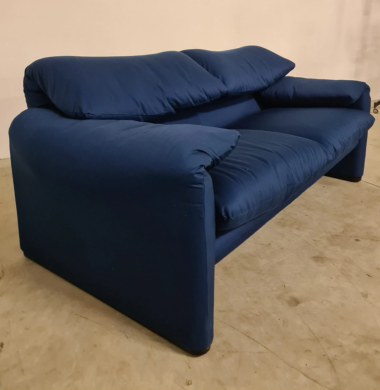 Maralunga two-seater sofa by Vico Magistretti for Cassina, anni '70 7