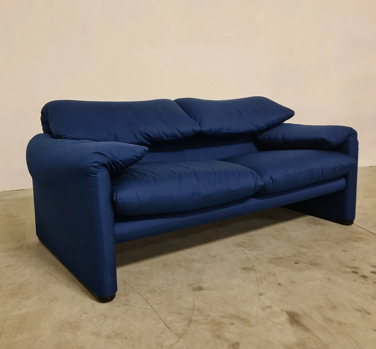 Maralunga two-seater sofa by Vico Magistretti for Cassina, anni '70 9