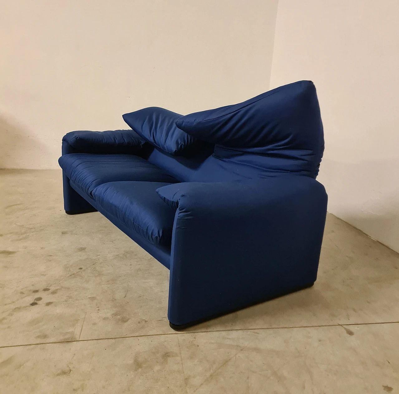 Maralunga two-seater sofa by Vico Magistretti for Cassina, anni '70 11