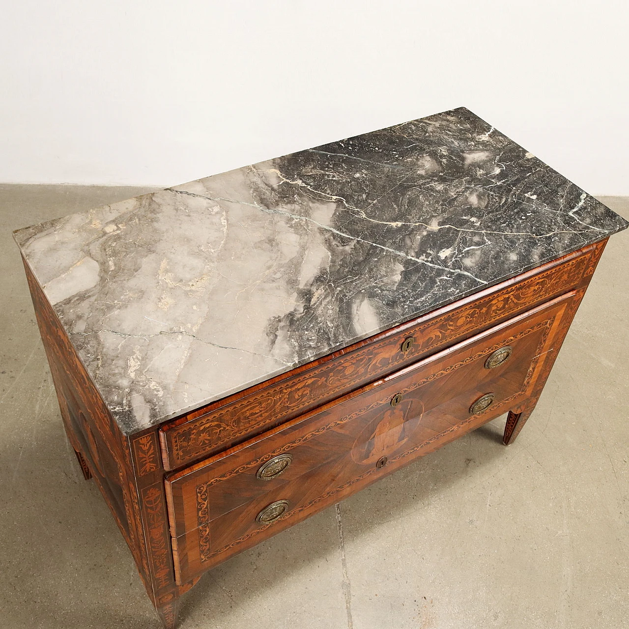 Cassettone Luigi XVI in legno intarsiato con piano in marmo, ultimo quarto '700 3