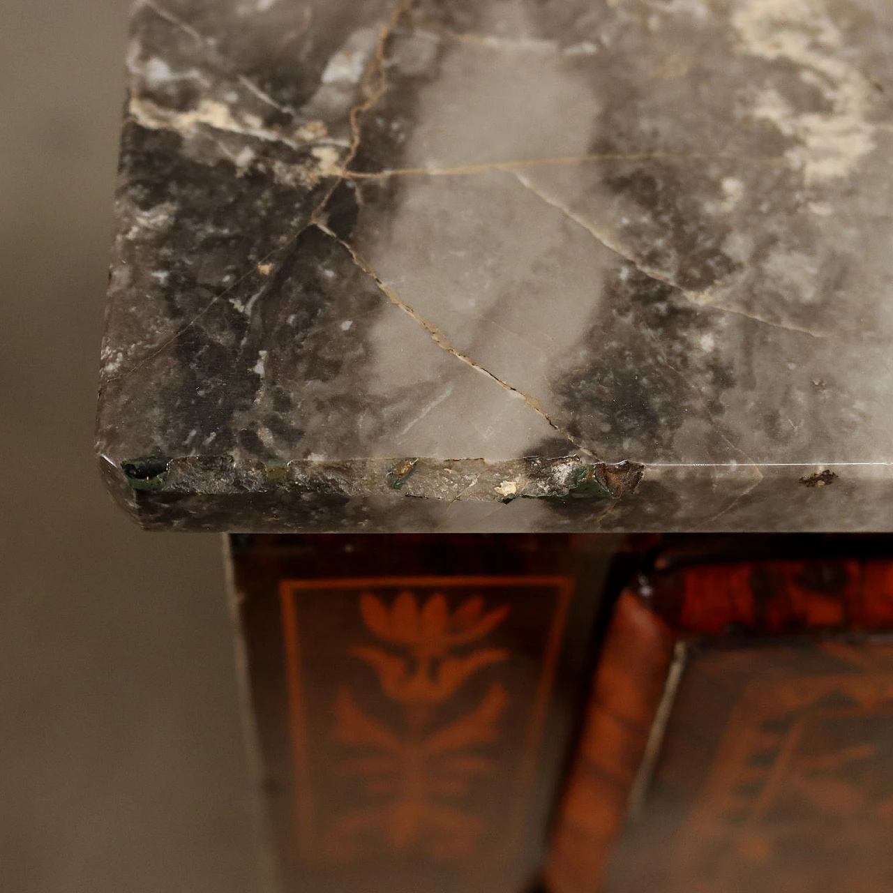 Cassettone Luigi XVI in legno intarsiato con piano in marmo, ultimo quarto '700 5