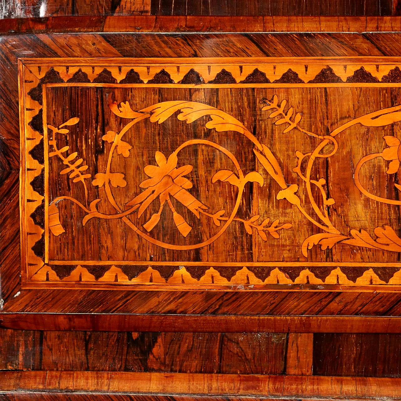 Cassettone Luigi XVI in legno intarsiato con piano in marmo, ultimo quarto '700 10