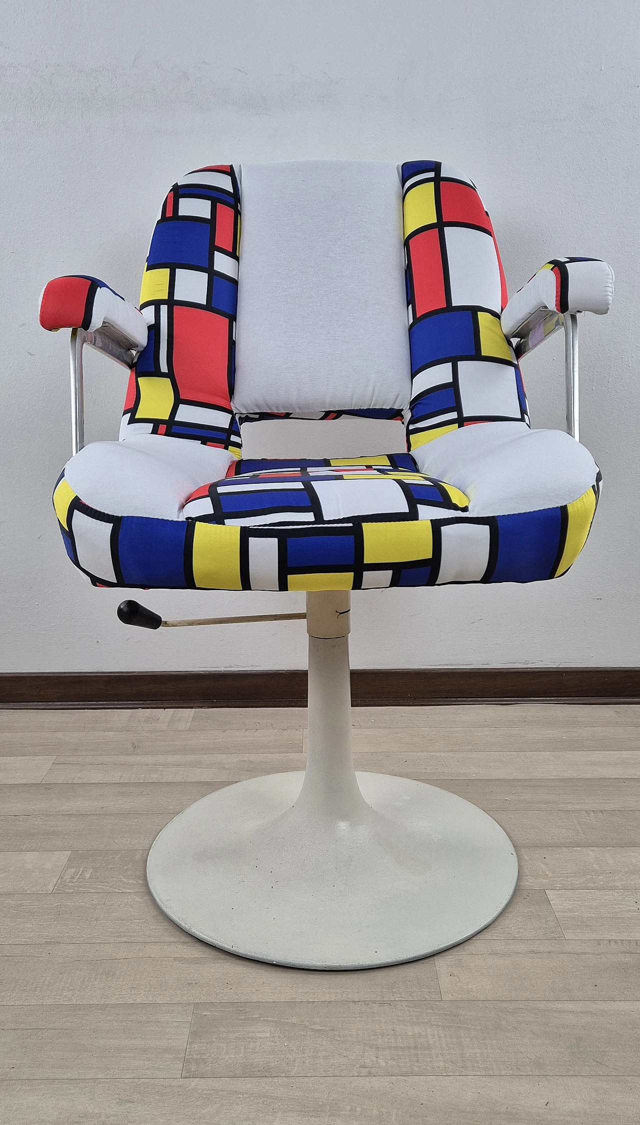 Vintage swivel armchair, 1976 2