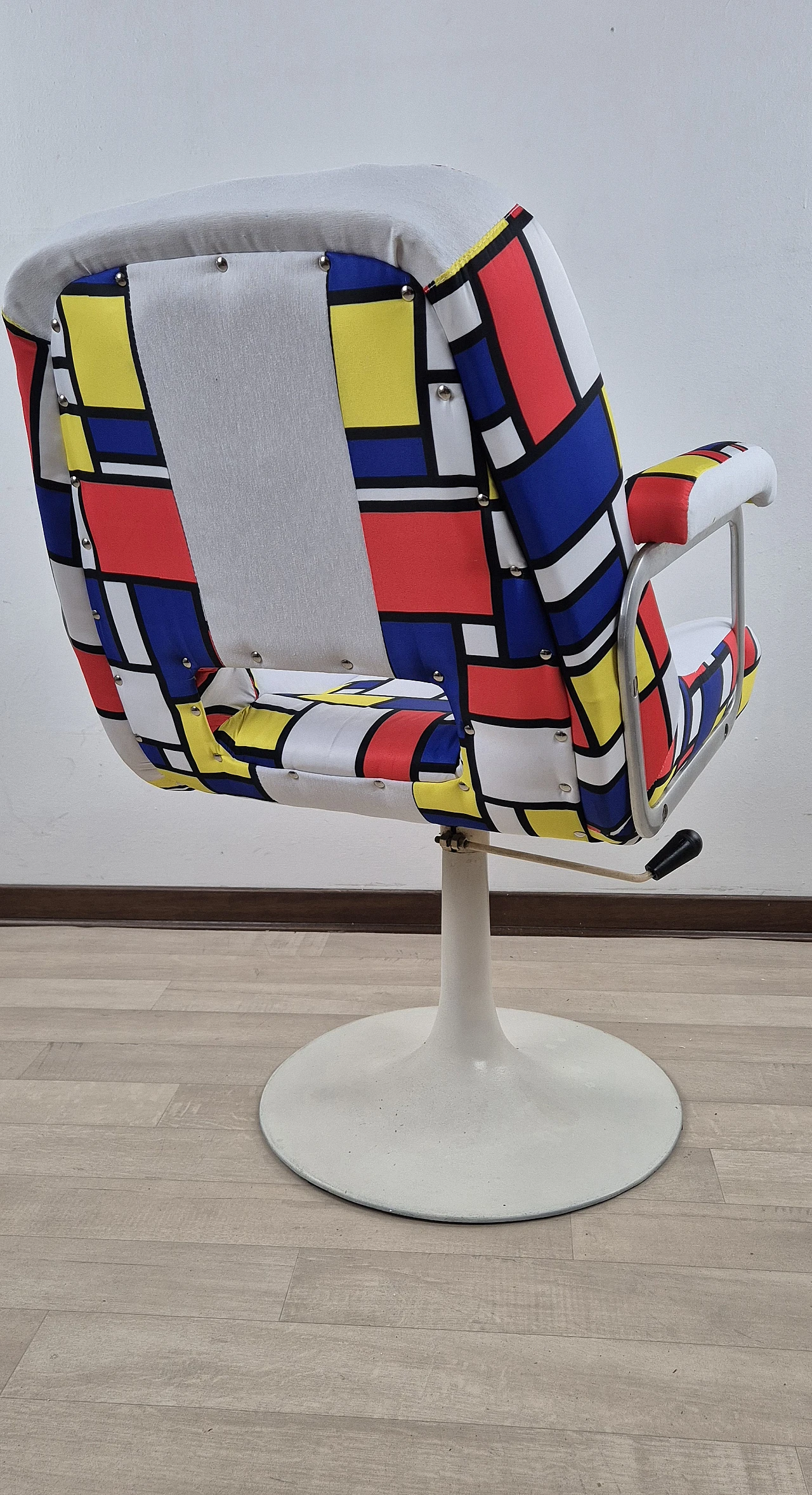 Vintage swivel armchair, 1976 6