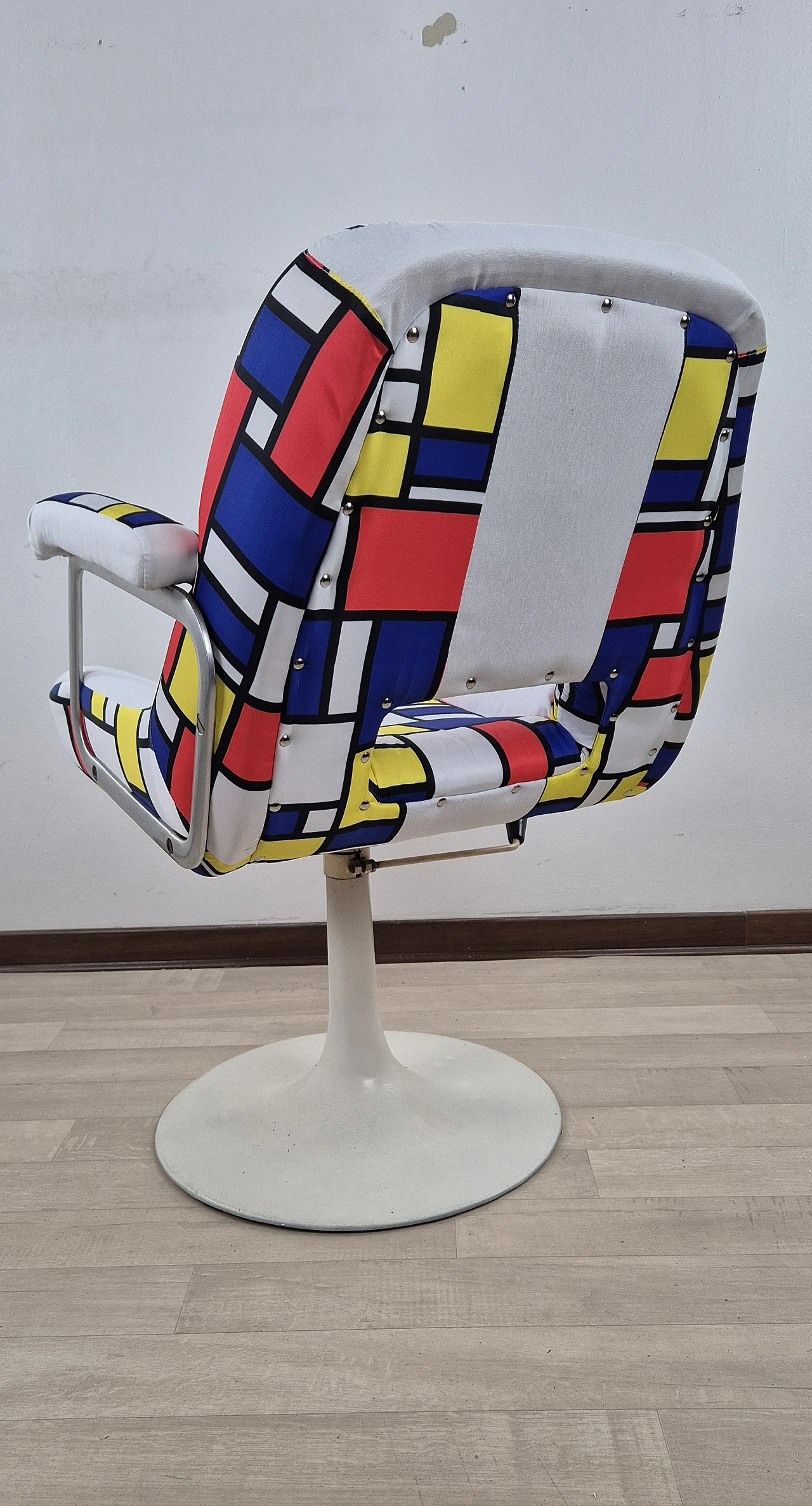 Vintage swivel armchair, 1976 7