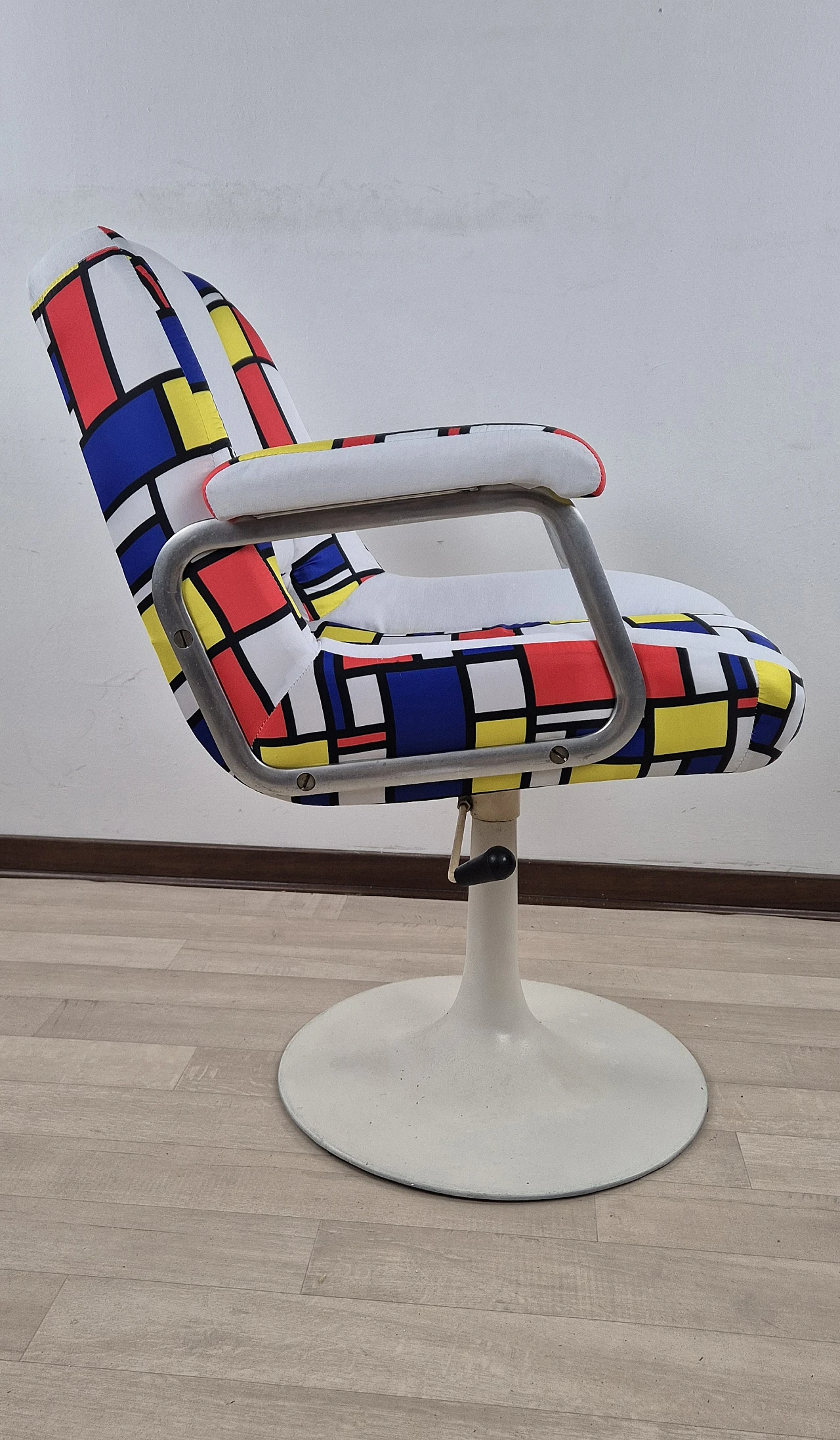 Vintage swivel armchair, 1976 8