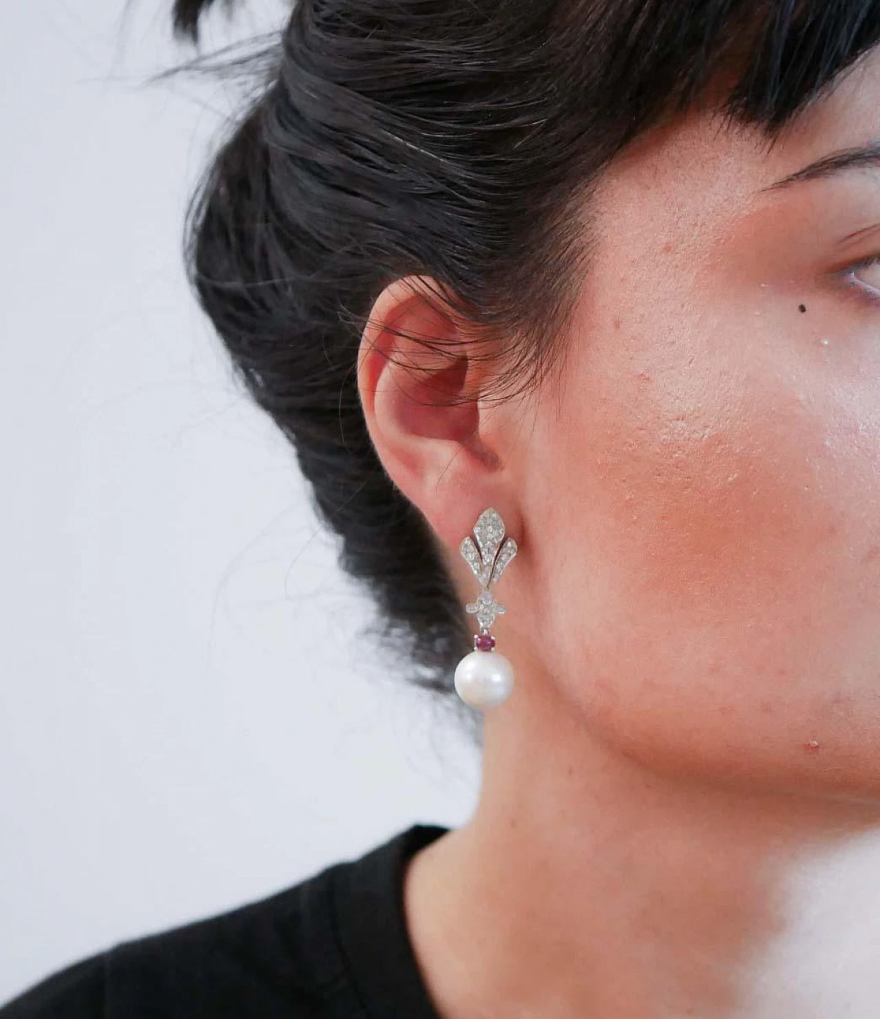 Orecchini in oro con perle bianche, rubini, e diamanti, anni '70 4