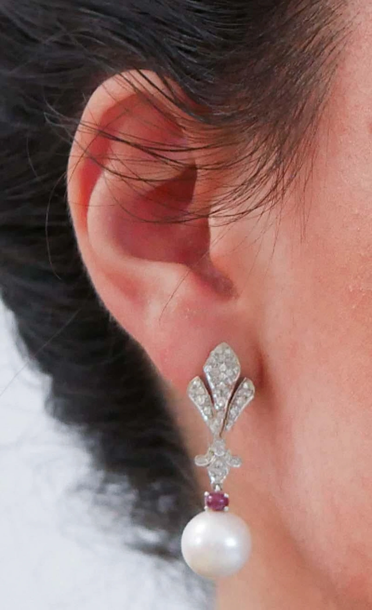 Orecchini in oro con perle bianche, rubini, e diamanti, anni '70 5