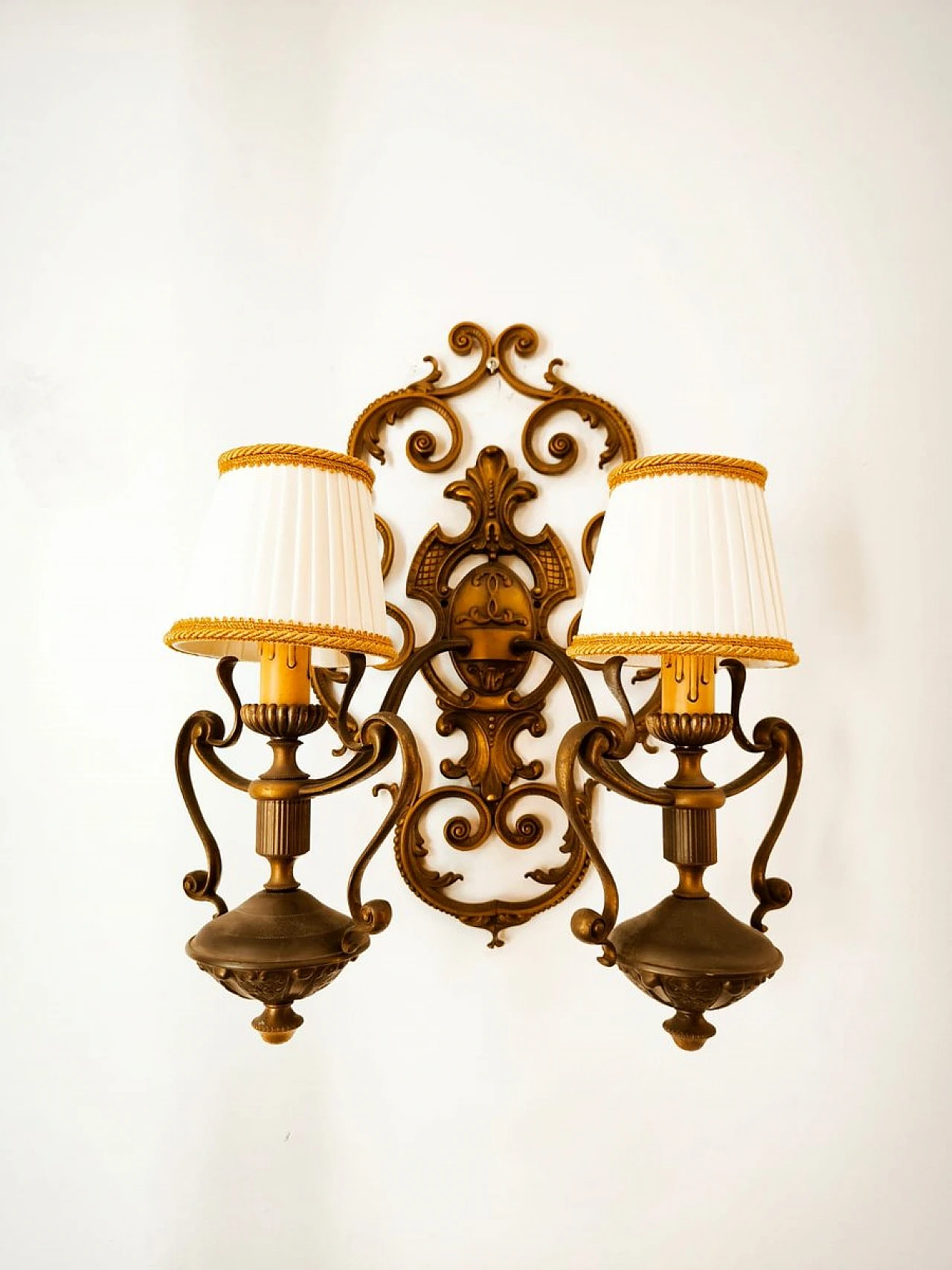 Lampada da parete a due luci in ottone con paralumi in seta, anni '50 1