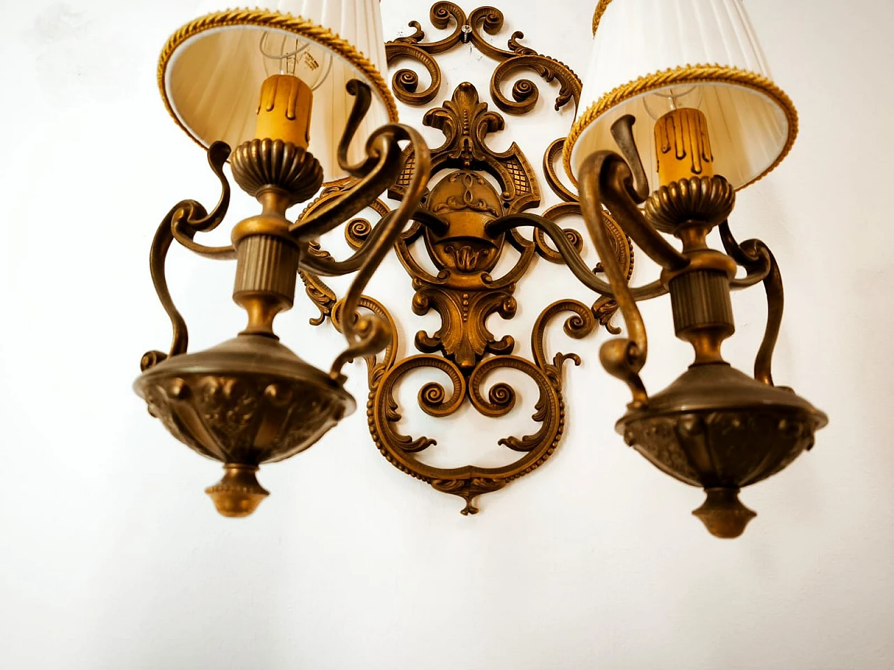 Lampada da parete a due luci in ottone con paralumi in seta, anni '50 2