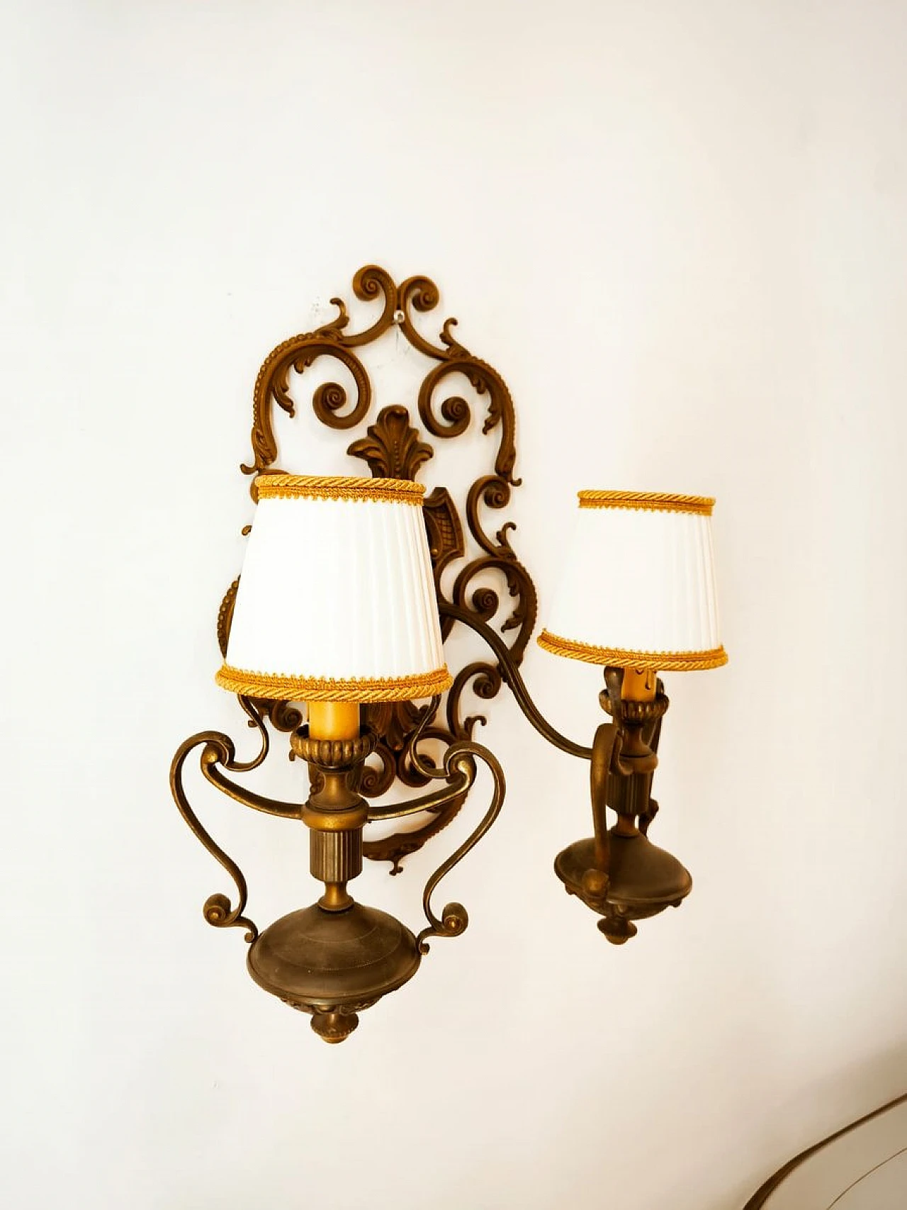 Lampada da parete a due luci in ottone con paralumi in seta, anni '50 3