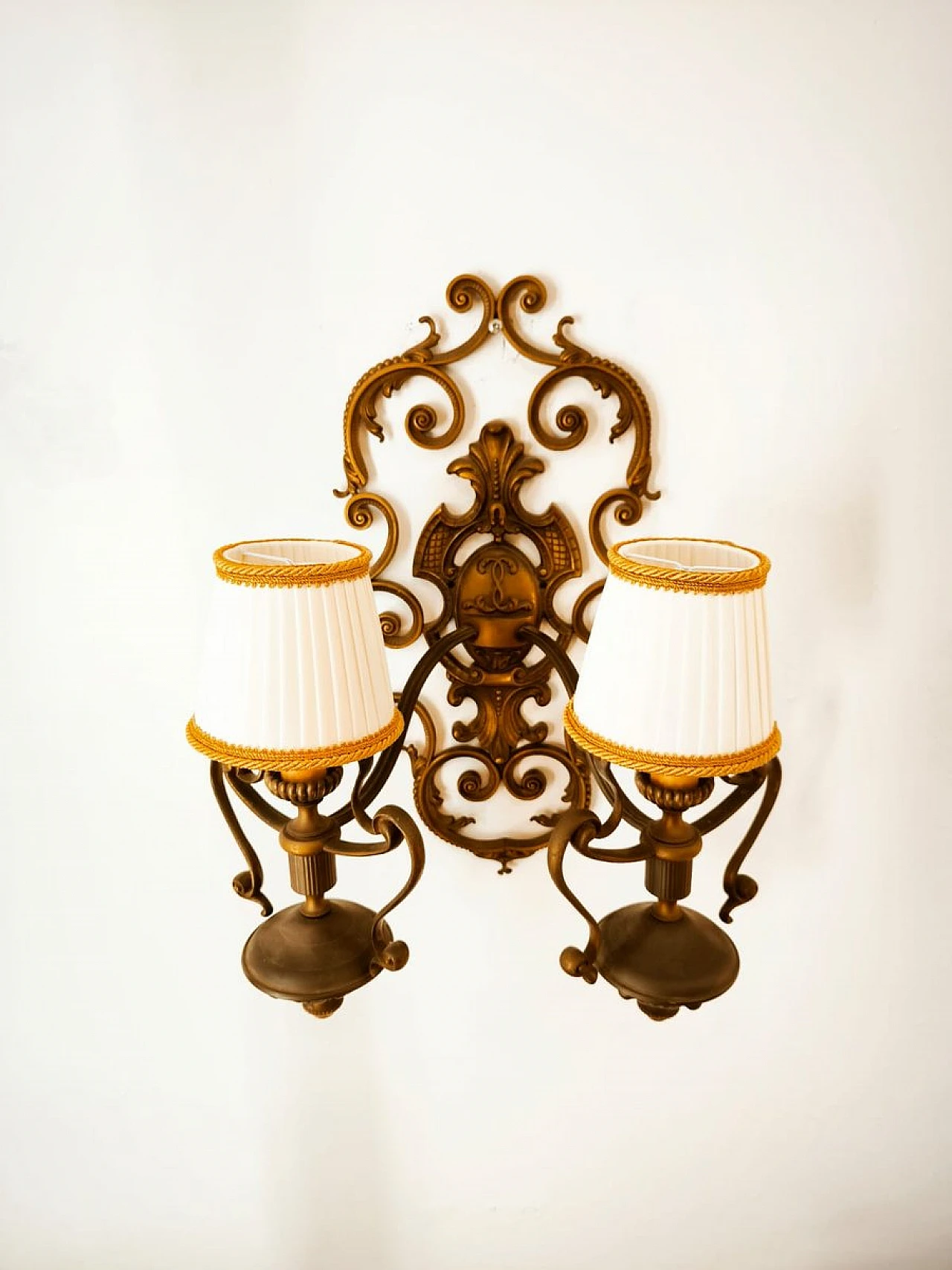 Lampada da parete a due luci in ottone con paralumi in seta, anni '50 4