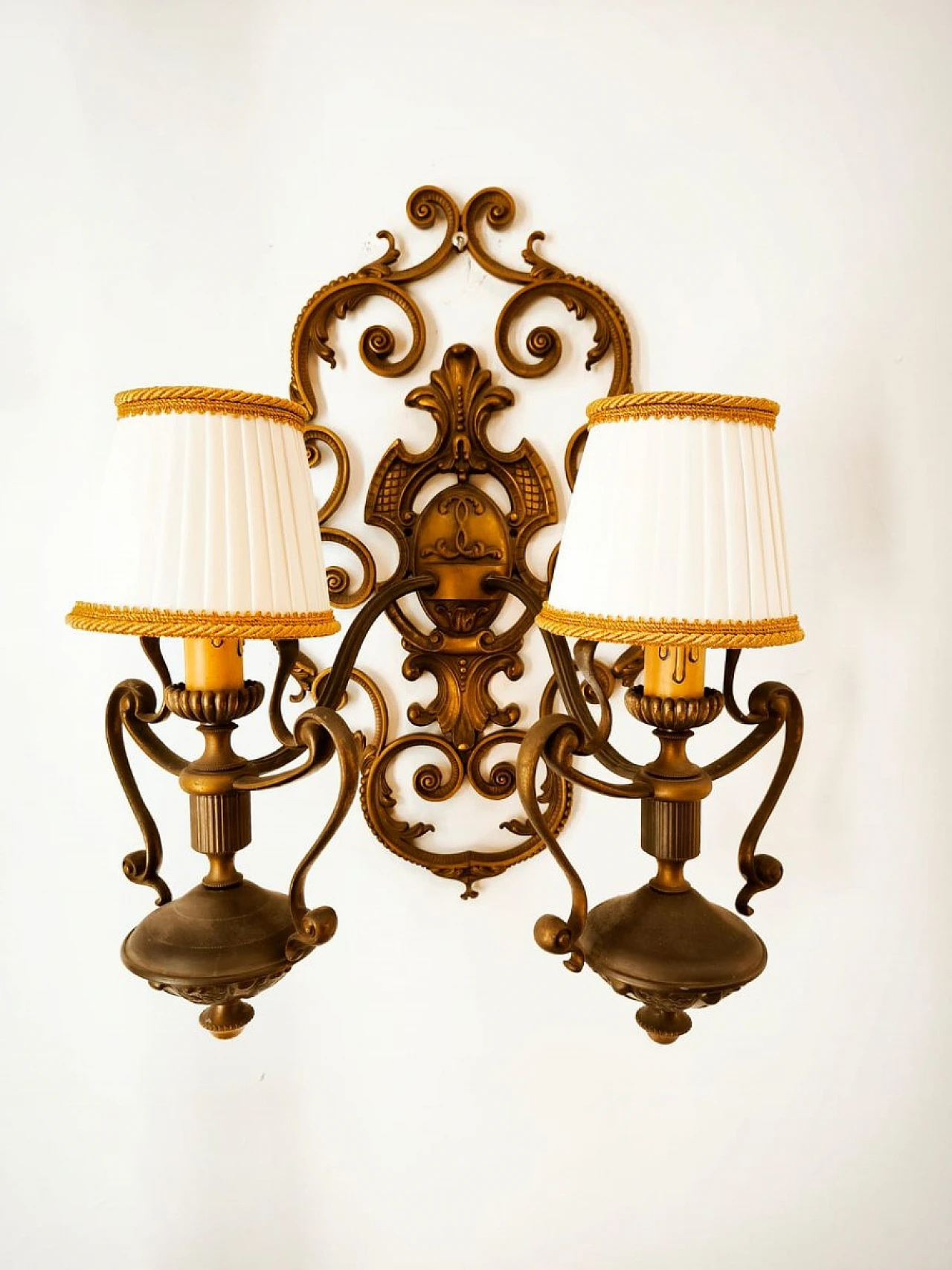 Lampada da parete a due luci in ottone con paralumi in seta, anni '50 6