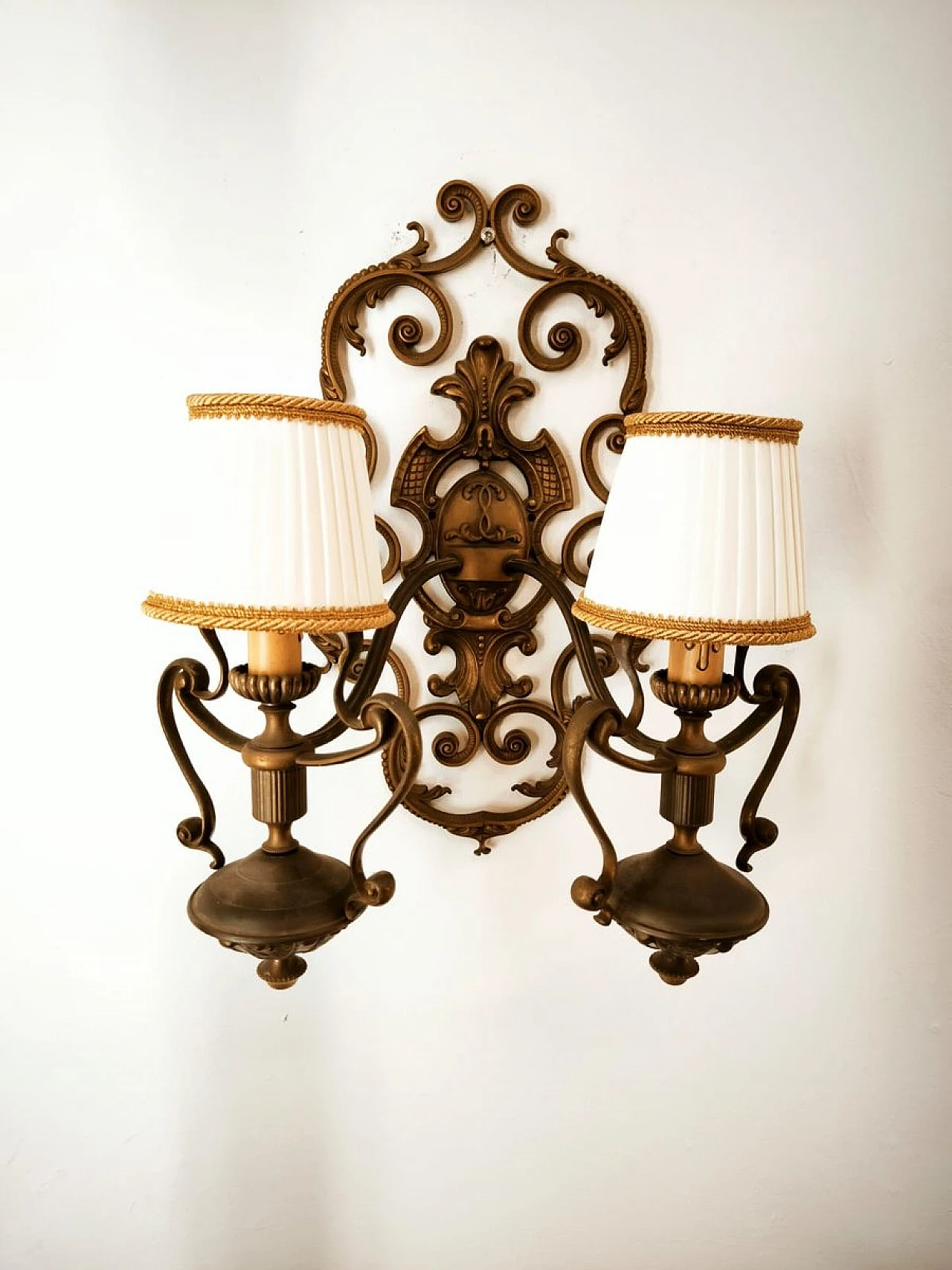 Lampada da parete a due luci in ottone con paralumi in seta, anni '50 8
