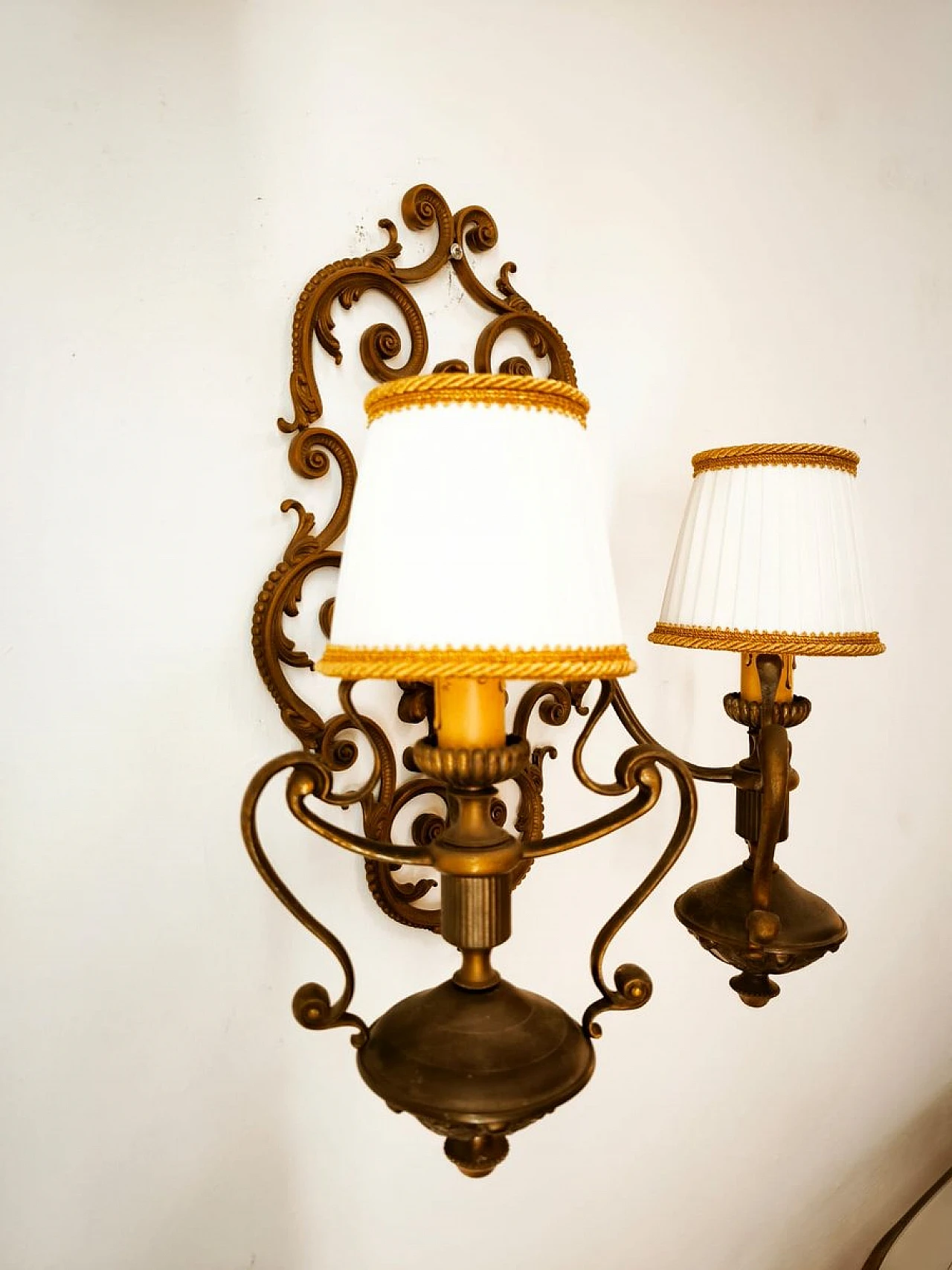 Lampada da parete a due luci in ottone con paralumi in seta, anni '50 9