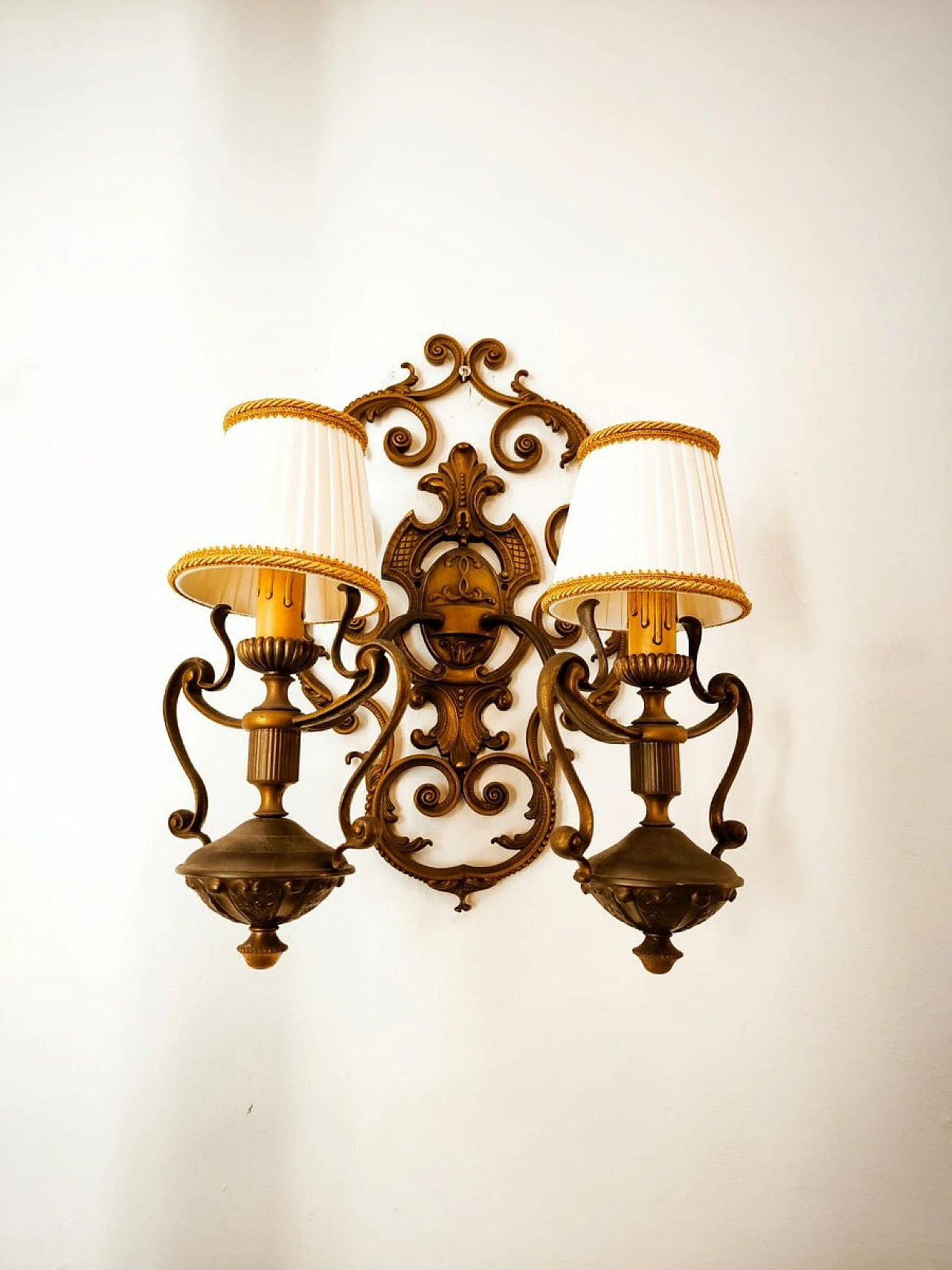 Lampada da parete a due luci in ottone con paralumi in seta, anni '50 10
