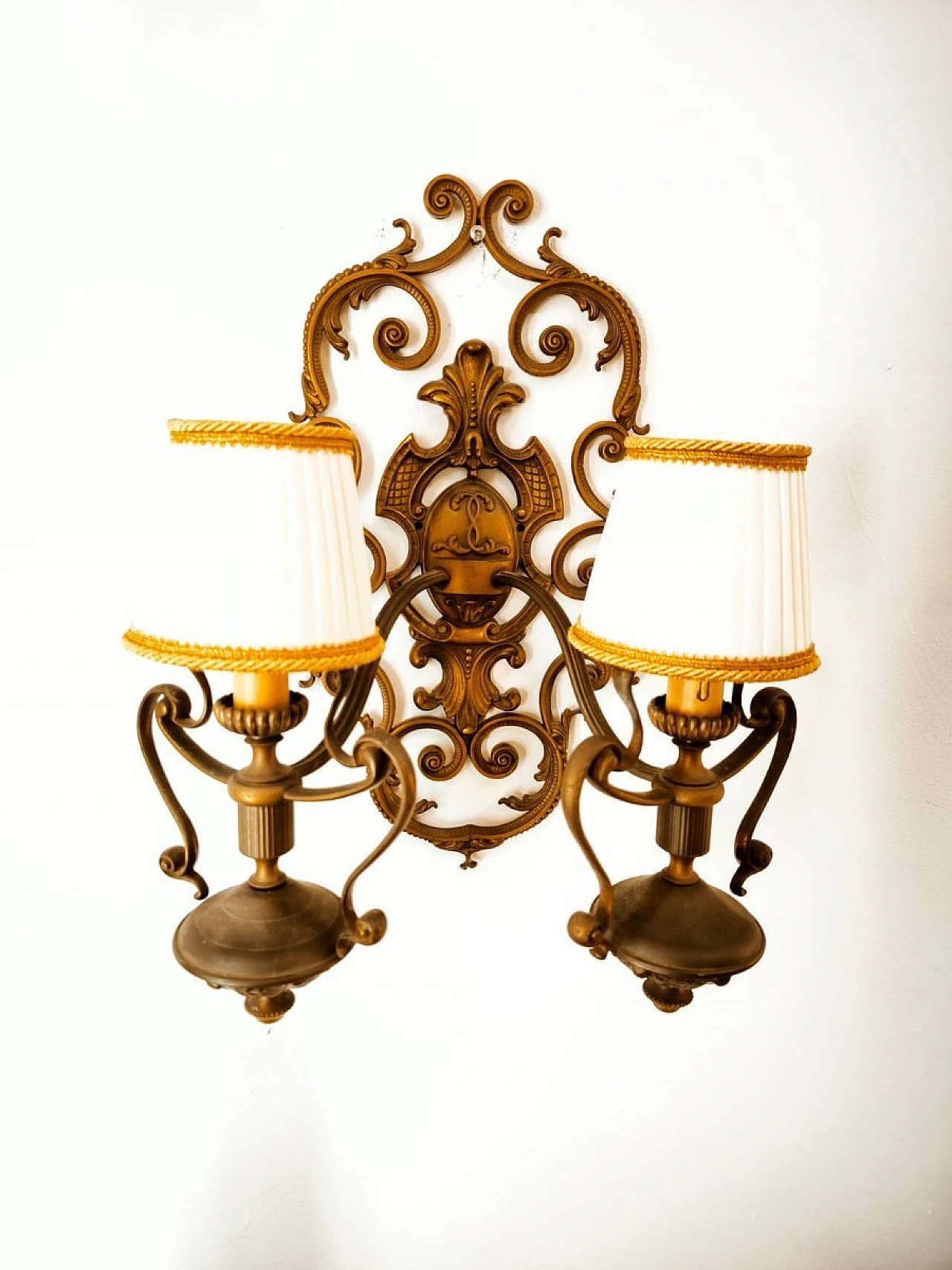 Lampada da parete a due luci in ottone con paralumi in seta, anni '50 11