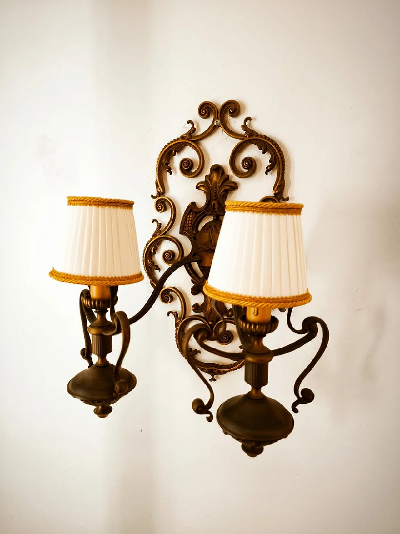 Lampada da parete a due luci in ottone con paralumi in seta, anni '50 12