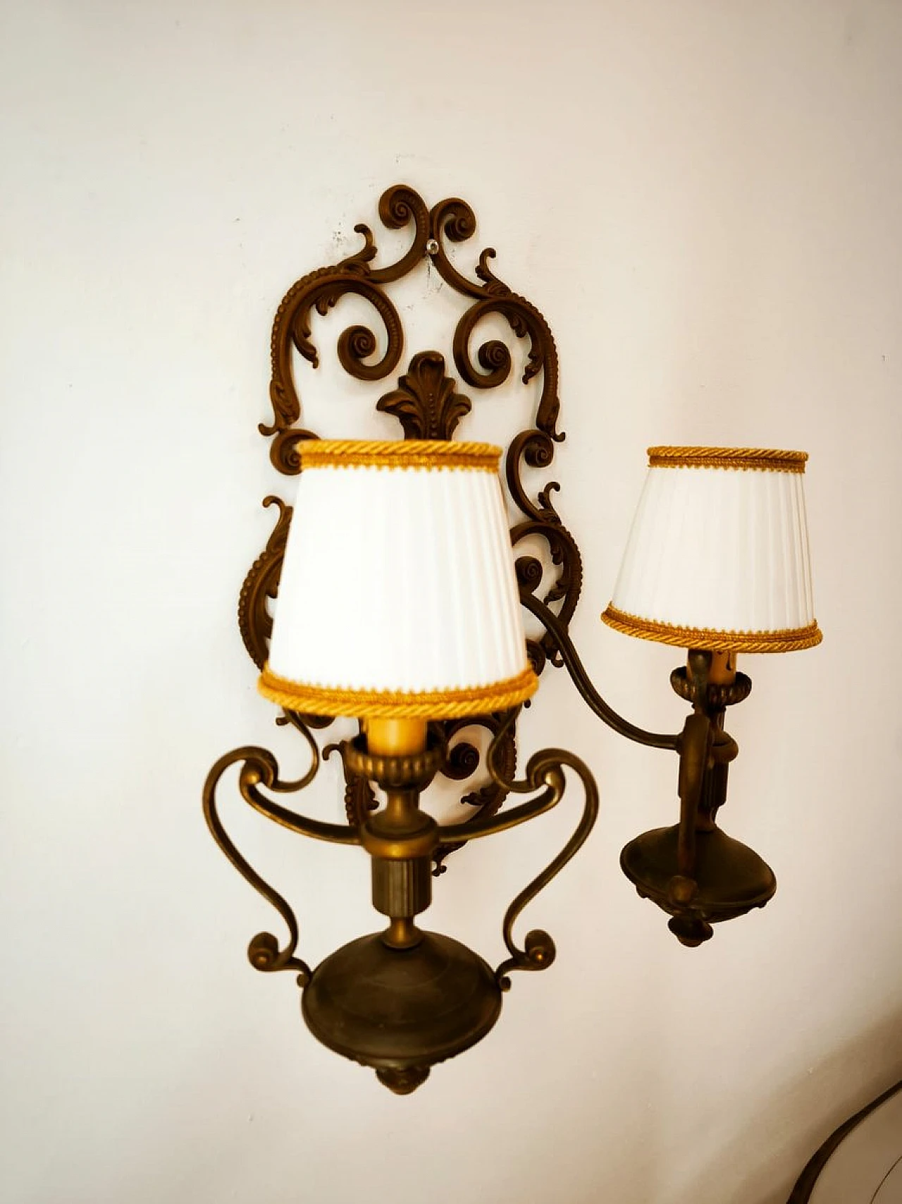 Lampada da parete a due luci in ottone con paralumi in seta, anni '50 13