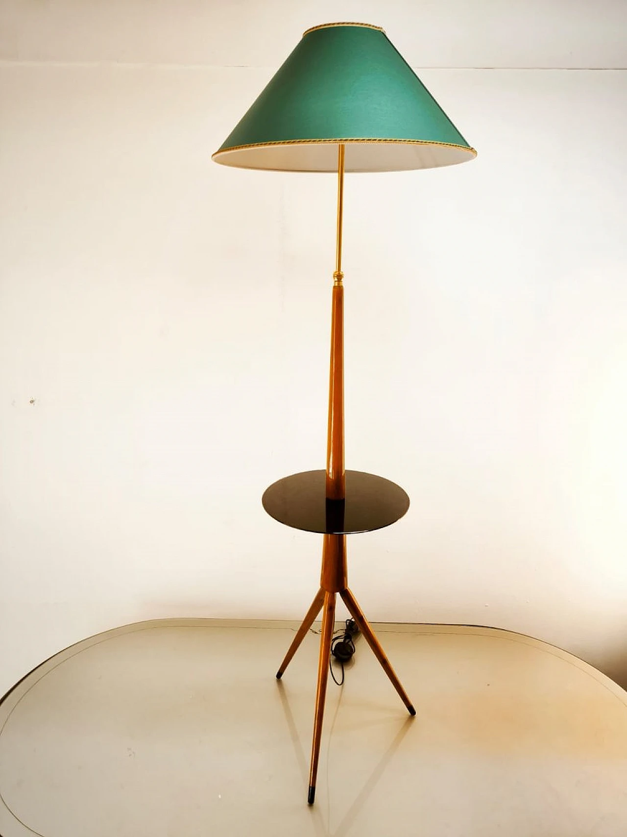 Lampada da terra in legno con piano in vetro, anni '60 1